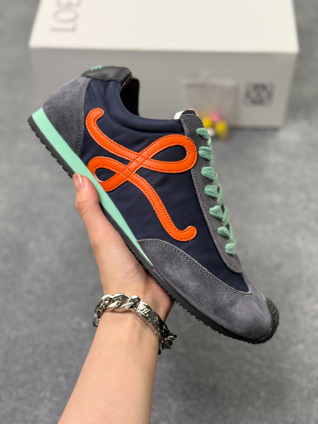 罗意威/Loewe 2025 | Ballet Runner 2.0 早春新款爆款芭蕾舞鞋 不对称鞋头造型 外贸出口订单 广东原厂 作为Loewe的标志性设计 超柔软,轻便且灵活的鞋底,新的波浪纹理橡胶外底,延伸至鞋头,升级的柔软皮革内衬和鞋床,提供最大舒适感,后跟有3D注塑橡胶徽标,真皮和皮料混搭彰显复古风格 内增高拼色德训鞋 阿甘鞋 小白鞋 拼色拼接鞋面 非常高级隐藏式小内增高 脚后跟设计新颖 柔软舒适 会被评为年度最舒适的暴走鞋 如履平地 原版细节 鞋面由进口麂皮 牛皮 原版布拼接 牛皮垫脚 原版定制磨具组合大底 原盒包装 内娱明星杨幂等众多同款上脚 小红书 一系列素材图 极具爆款. 货号:M816282XB3-4884