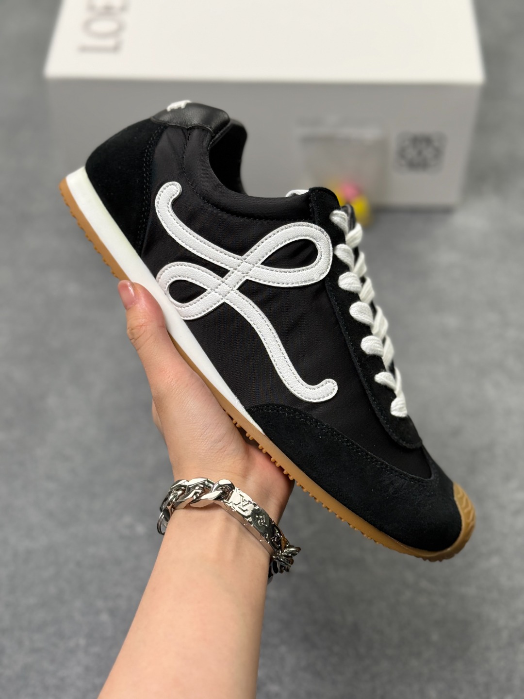 罗意威/Loewe 2025 | Ballet Runner 2.0 早春新款爆款芭蕾舞鞋 不对称鞋头造型 外贸出口订单 广东原厂 作为Loewe的标志性设计 超柔软,轻便且灵活的鞋底,新的波浪纹理橡胶外底,延伸至鞋头,升级的柔软皮革内衬和鞋床,提供最大舒适感,后跟有3D注塑橡胶徽标,真皮和皮料混搭彰显复古风格 内增高拼色德训鞋 阿甘鞋 小白鞋 拼色拼接鞋面 非常高级隐藏式小内增高 脚后跟设计新颖 柔软舒适 会被评为年度最舒适的暴走鞋 如履平地 原版细节 鞋面由进口麂皮 牛皮 原版布拼接 牛皮垫脚 原版定制磨具组合大底 原盒包装 内娱明星杨幂等众多同款上脚 小红书 一系列素材图 极具爆款. 货号:M816282XB3-1102