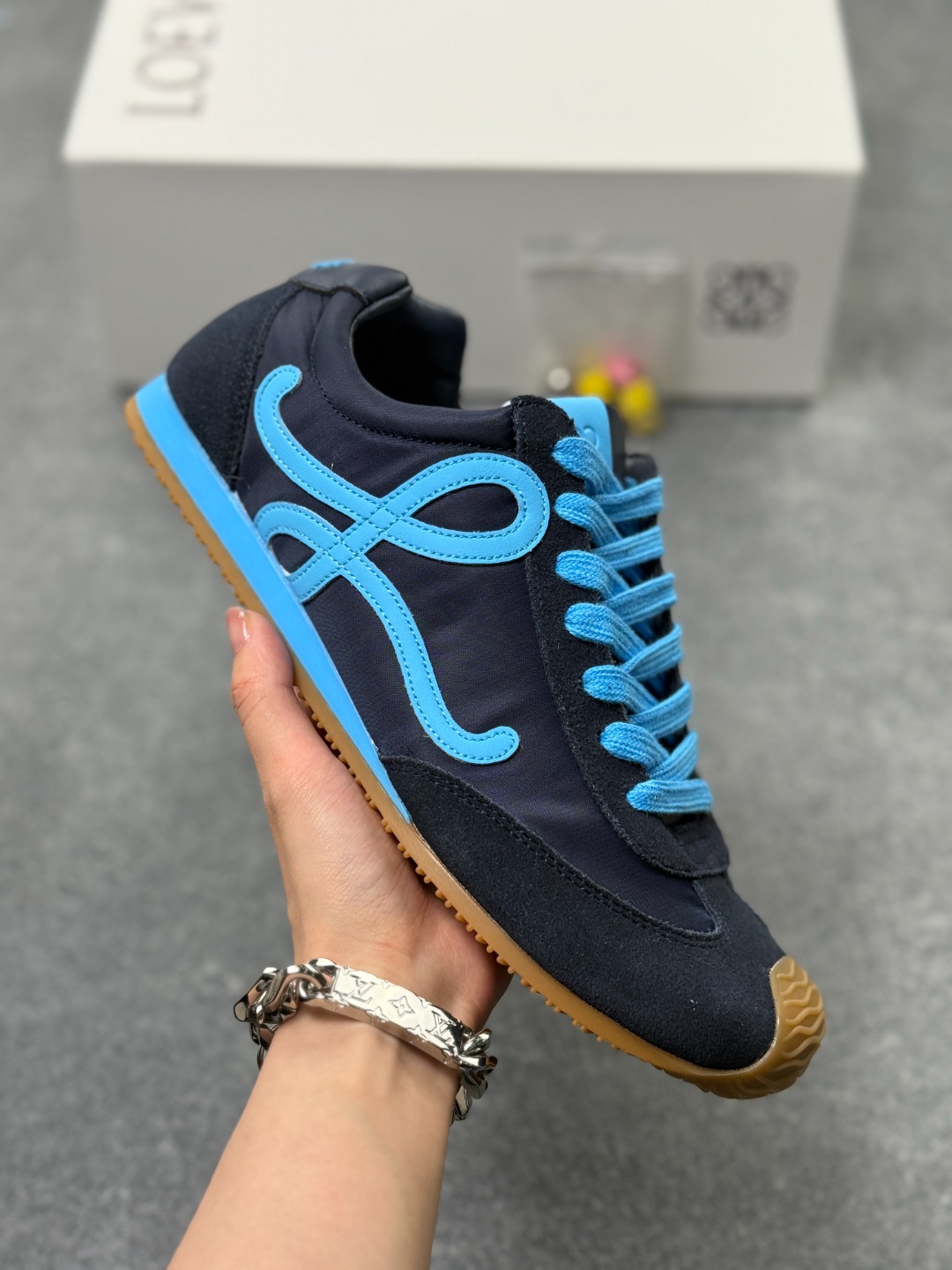 罗意威/Loewe 2025 | Ballet Runner 2.0 早春新款爆款芭蕾舞鞋 不对称鞋头造型 外贸出口订单 广东原厂 作为Loewe的标志性设计 超柔软,轻便且灵活的鞋底,新的波浪纹理橡胶外底,延伸至鞋头,升级的柔软皮革内衬和鞋床,提供最大舒适感,后跟有3D注塑橡胶徽标,真皮和皮料混搭彰显复古风格 内增高拼色德训鞋 阿甘鞋 小白鞋 拼色拼接鞋面 非常高级隐藏式小内增高 脚后跟设计新颖 柔软舒适 会被评为年度最舒适的暴走鞋 如履平地 原版细节 鞋面由进口麂皮 牛皮 原版布拼接 牛皮垫脚 原版定制磨具组合大底 原盒包装 内娱明星杨幂等众多同款上脚 小红书 一系列素材图 极具爆款. 货号:M816282XBH-5406