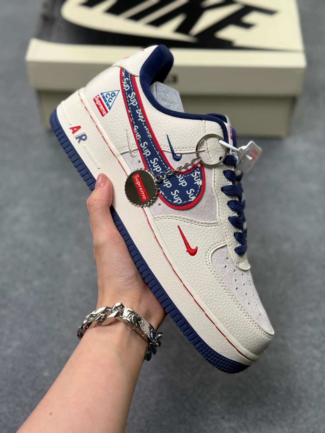 💰270
supreme x Air Force 1 Low 米白蓝
原楦头原纸板 打造纯正空军版型
#专注外贸渠道 全掌内置蜂窝气垫 #原盒配件 原厂中底钢印、拉帮完美 官方同步上架
货号：DD1982-328
Size：36 36.5 37.5 38 38.5 39 40 40.5 41 42 42.5 43 44 44.5 45