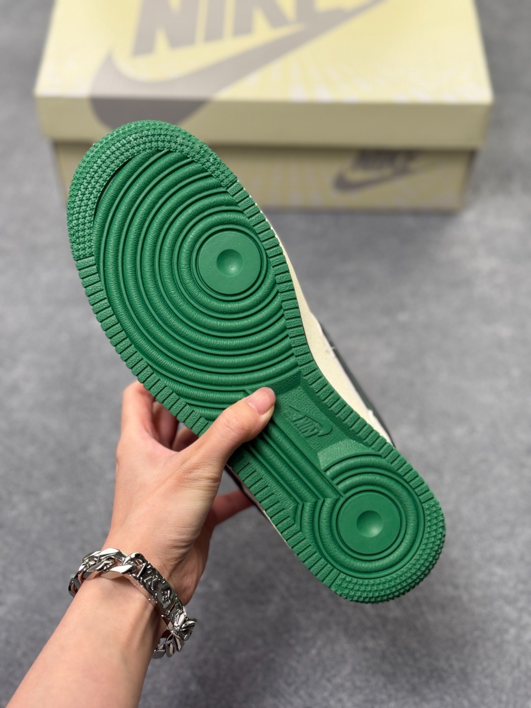 💰270
Chrome Hearts x Nike Air Force 1 米绿银 此款主张打破传统的工业化流水线设计限制，以Made by ideas的超级创意为理念，集结众多潮流设计师，结合时下最ing潮流风尚，为潮流爱好者打造彰品自我的专属潮品。同时尊重每个年轻人对于潮流的理解与选择，主张“让每个年轻人塑造自己的潮流”。
货号: QW5606-260
Size: 36 36.5 37.5 38 38.5 39 40 40.5 41 42 42.5 43 44 44.5 45