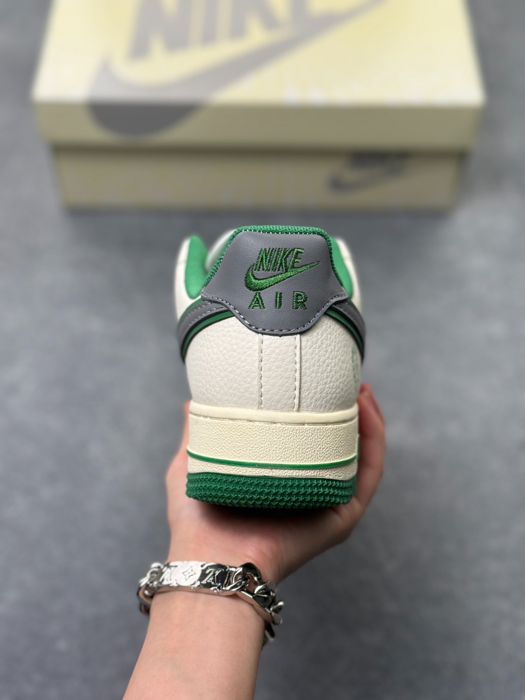 💰270
Chrome Hearts x Nike Air Force 1 米绿银 此款主张打破传统的工业化流水线设计限制，以Made by ideas的超级创意为理念，集结众多潮流设计师，结合时下最ing潮流风尚，为潮流爱好者打造彰品自我的专属潮品。同时尊重每个年轻人对于潮流的理解与选择，主张“让每个年轻人塑造自己的潮流”。
货号: QW5606-260
Size: 36 36.5 37.5 38 38.5 39 40 40.5 41 42 42.5 43 44 44.5 45