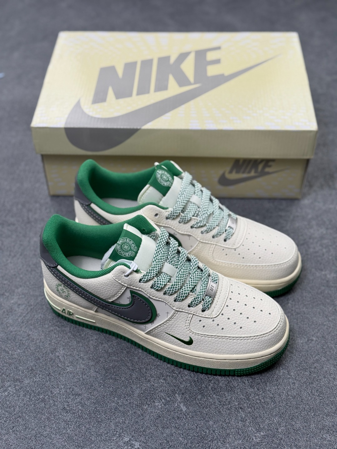 💰270
Chrome Hearts x Nike Air Force 1 米绿银 此款主张打破传统的工业化流水线设计限制，以Made by ideas的超级创意为理念，集结众多潮流设计师，结合时下最ing潮流风尚，为潮流爱好者打造彰品自我的专属潮品。同时尊重每个年轻人对于潮流的理解与选择，主张“让每个年轻人塑造自己的潮流”。
货号: QW5606-260
Size: 36 36.5 37.5 38 38.5 39 40 40.5 41 42 42.5 43 44 44.5 45