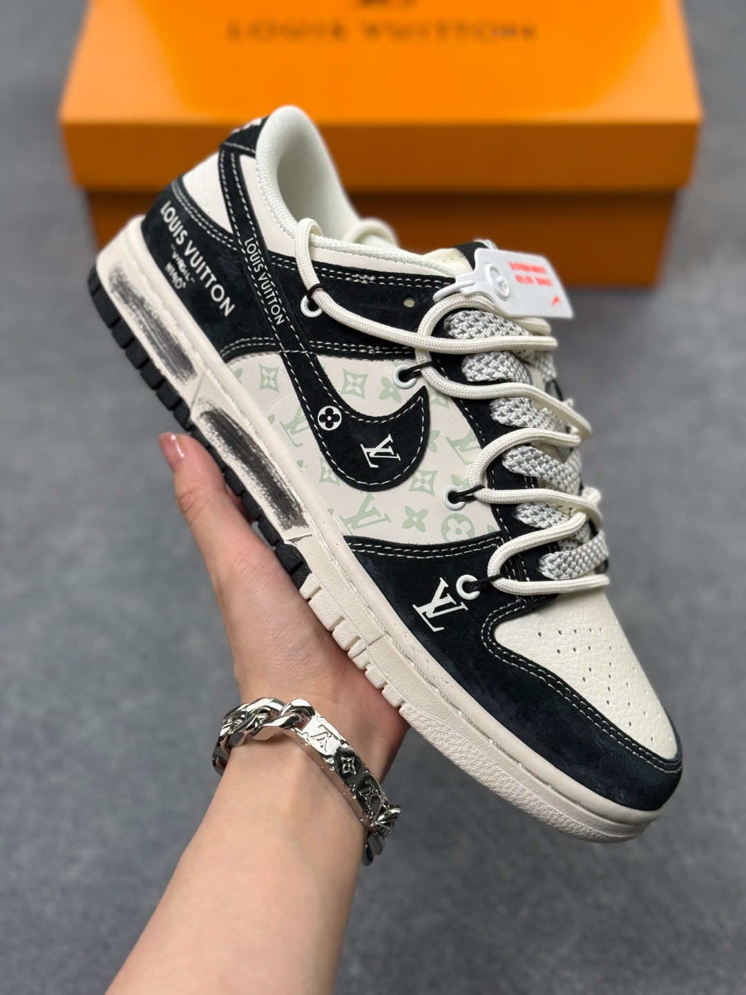 💰240
Nike SB Dunk Low x Louis Vuitton 黑白满天星
纯原大厂出品 极力推荐👏
官方货号：CX5050 Y32XK
尺码：36 36.5 37.5 38 38.5 39 40 40.5 41 42 42.5 43 44 44.5 45