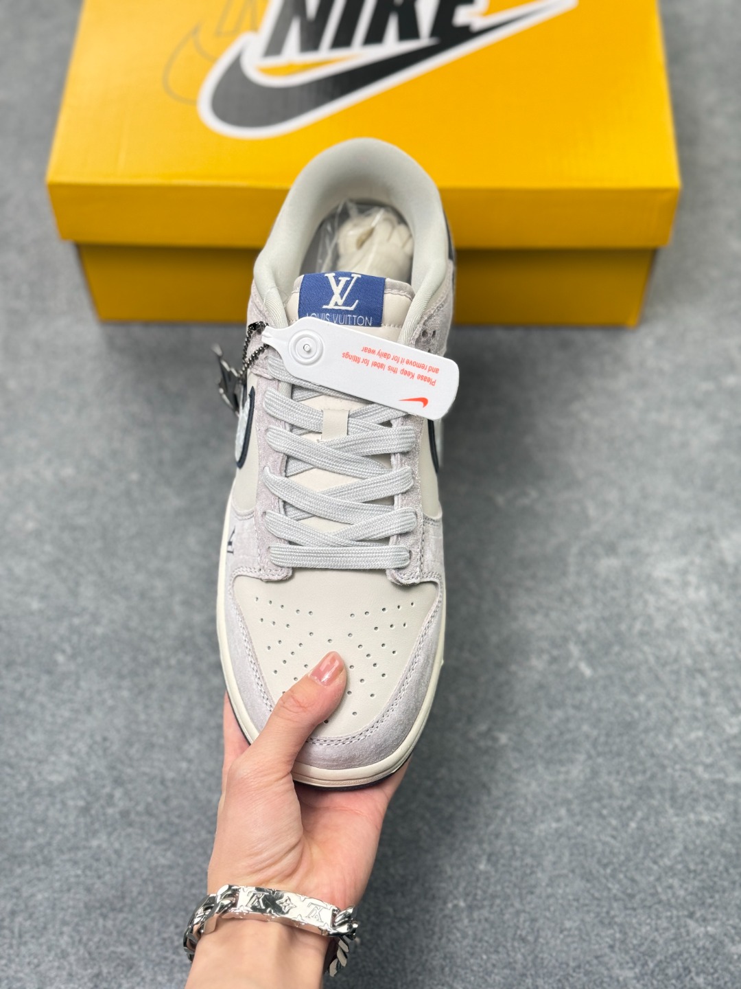 💰240
Nike SB Dunk Low x Louis Vuitton 灰白
纯原大厂出品 极力推荐👏
官方货号：DN3168 005XK
尺码：36 36.5 37.5 38 38.5 39 40 40.5 41 42 42.5 43 44 44.5 45