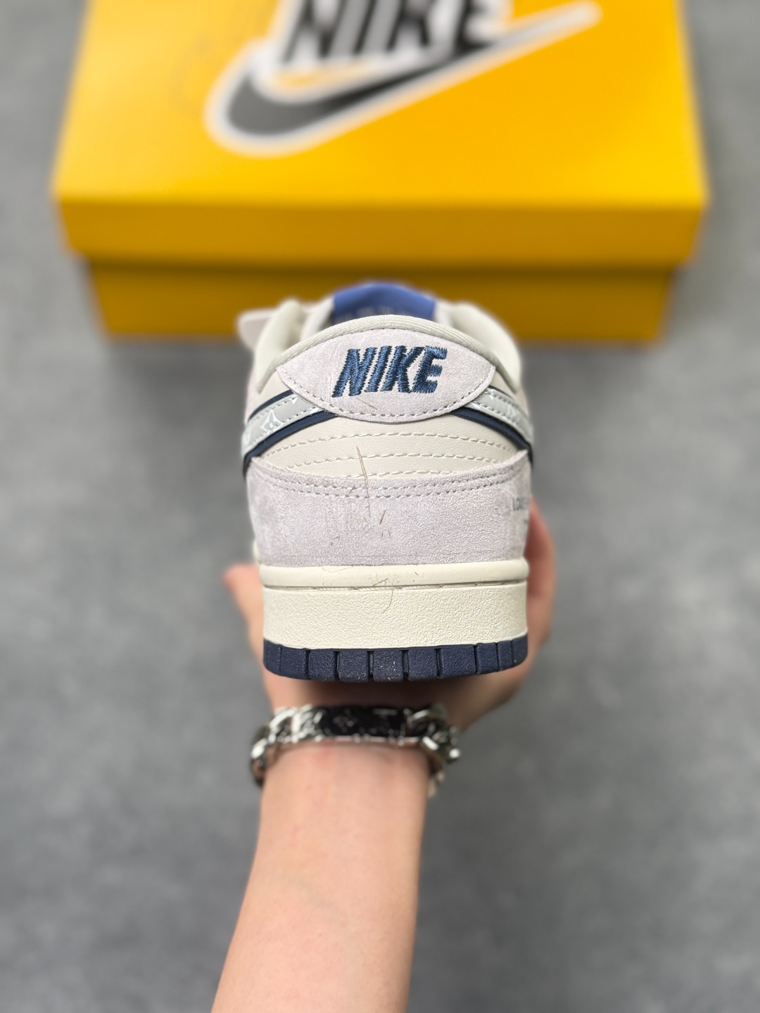 💰240
Nike SB Dunk Low x Louis Vuitton 灰白
纯原大厂出品 极力推荐👏
官方货号：DN3168 005XK
尺码：36 36.5 37.5 38 38.5 39 40 40.5 41 42 42.5 43 44 44.5 45