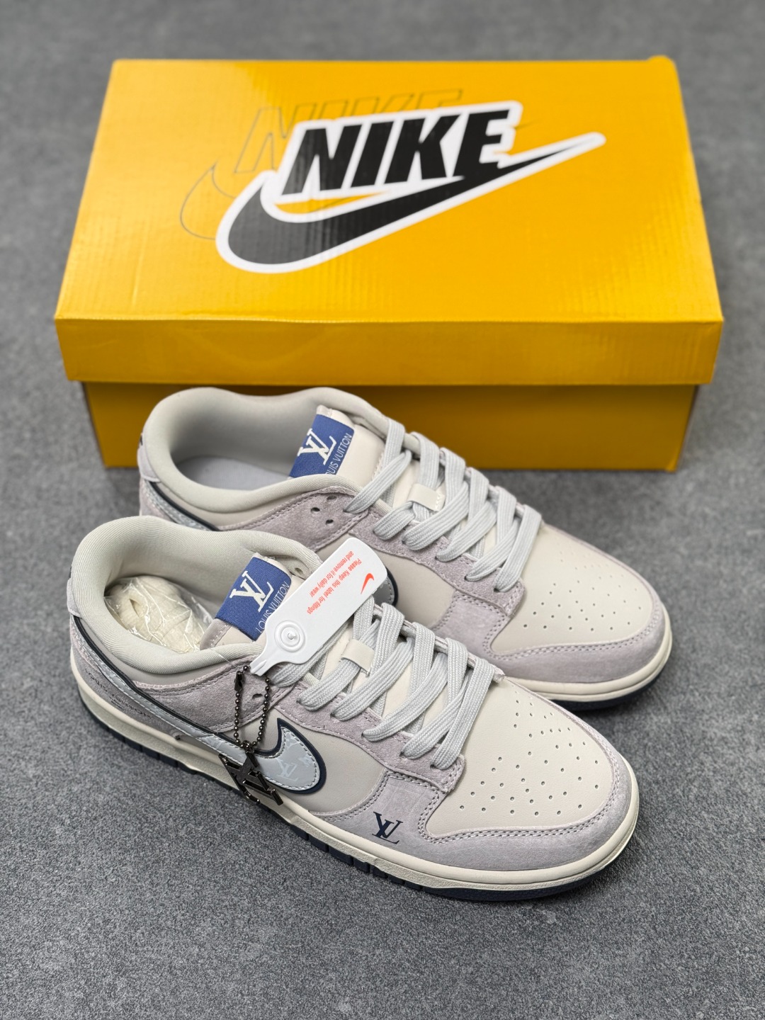 💰240
Nike SB Dunk Low x Louis Vuitton 灰白
纯原大厂出品 极力推荐👏
官方货号：DN3168 005XK
尺码：36 36.5 37.5 38 38.5 39 40 40.5 41 42 42.5 43 44 44.5 45