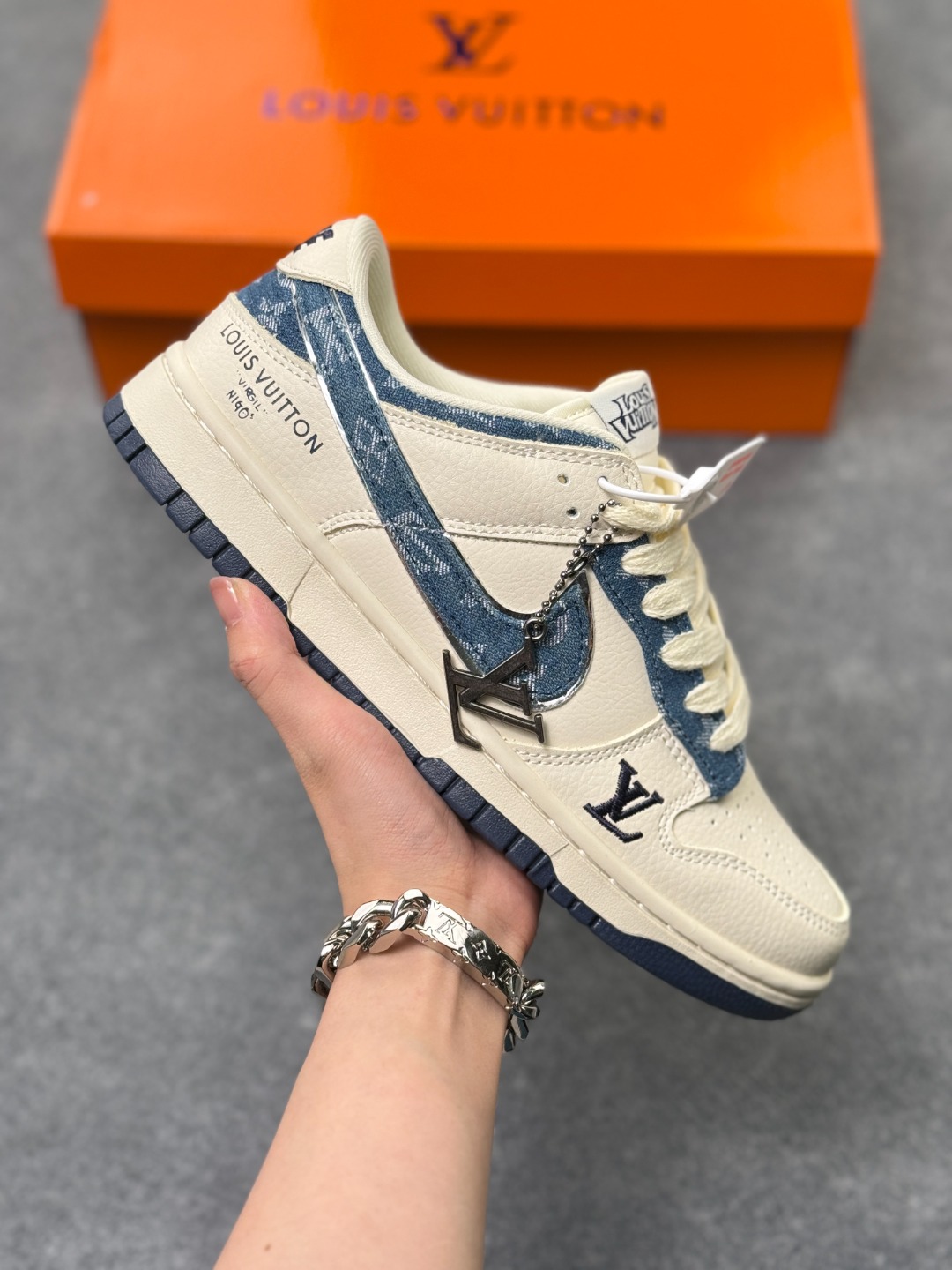 💰120 Nike SB Dunk Low LV联名
纯原大厂出品 极力推荐 
原装头层材料 独家版型蒸餾加工
帶來的是更好的视觉和脚感体验
大厂纯原品质出货 清洁度 
电绣工艺 皮料切割干净无任何毛边 细节完美
官方货号: XP3812 330
尺码：36 36.5 37.5 38 38.5 39 40 40.5 41 42 42.5 43 44 44.5 45