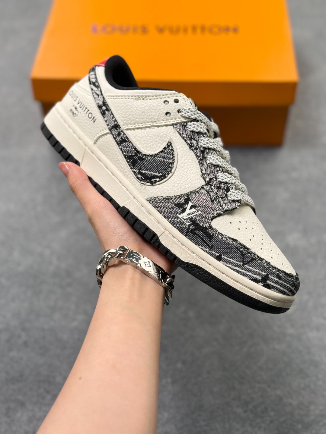 特价💰140
Nike SB Dunk Low LV联名
纯原大厂出品 极力推荐 
原装头层材料 独家版型蒸餾加工
帶來的是更好的视觉和脚感体验
大厂纯原品质出货 清洁度 
电绣工艺 皮料切割干净无任何毛边 细节完美
官方货号: JY6988 110
尺码：36 36.5 37.5 38 38.5 39 40 40.5 41 42 42.5 43 44 44.5 45
