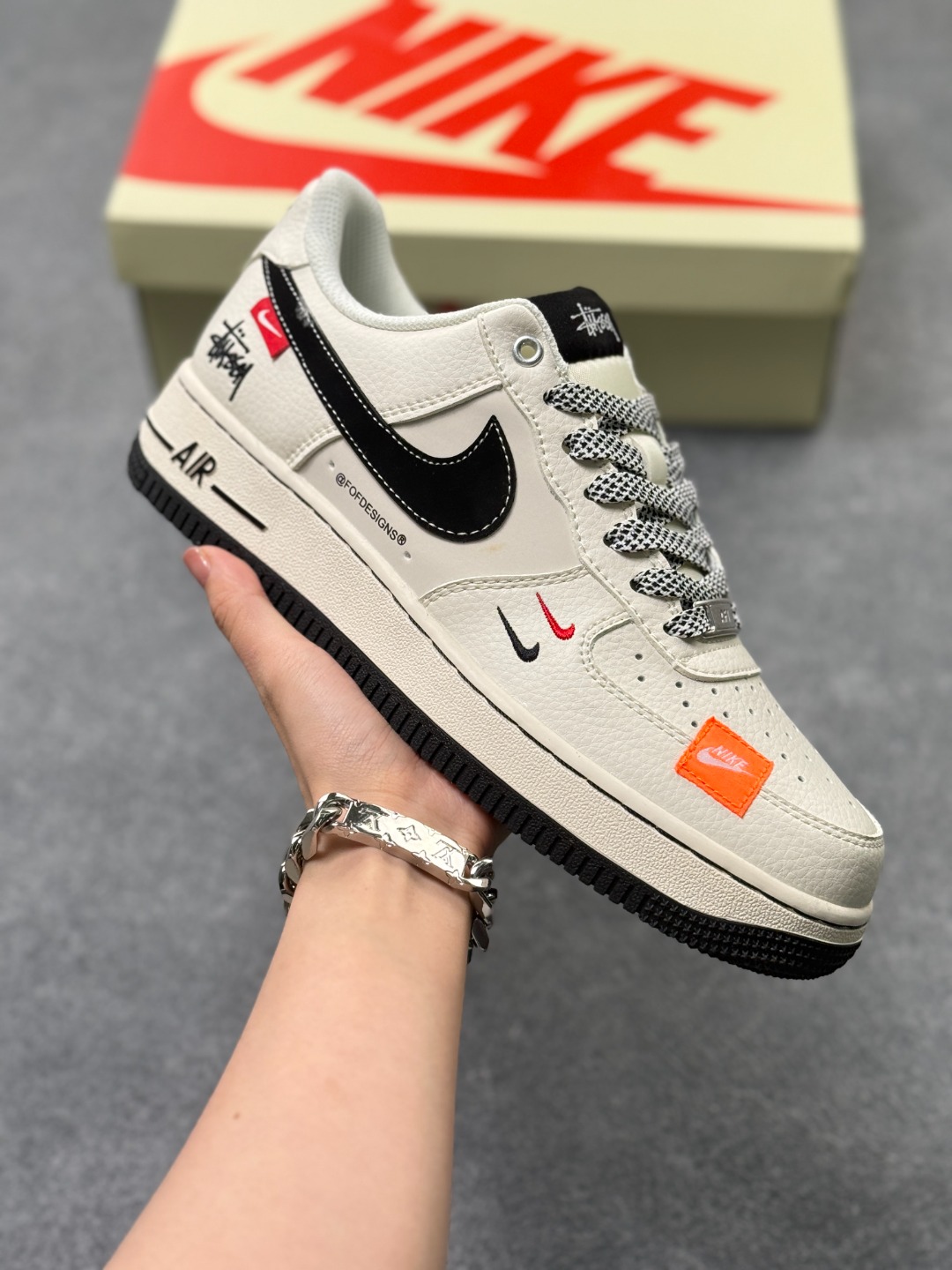 特价💰110 免税渠道公司货
【NK】Nike Air Force 1 Low 07 x Stussy 白黑双小钩满天星
原楦头原纸板 打造纯正低帮空军版型
专注外贸渠道 全掌内置蜂窝气垫
原盒配件 原厂中底钢印、拉帮完美
官方货号:SJ6698 011CC
Size:36 36.5 37.5 38 38.5 39 40 40.5 41 42 42.5 43 44 44.5 45