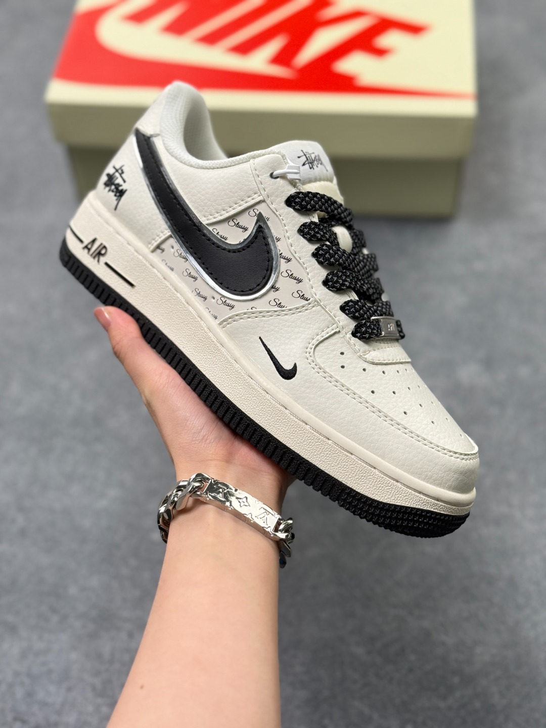 💰160
Nike Air Force 1 Low 07 x Stussy 米黑小钩满天星
原楦头原纸板 打造纯正低帮空军版型
专注外贸渠道 全掌内置蜂窝气垫
原盒配件 原厂中底钢印、拉帮完美
官方货号:XZ3328 506
Size:36 36.5 37.5 38 38.5 39 40 40.5 41 42 42.5 43 44 44.5 45