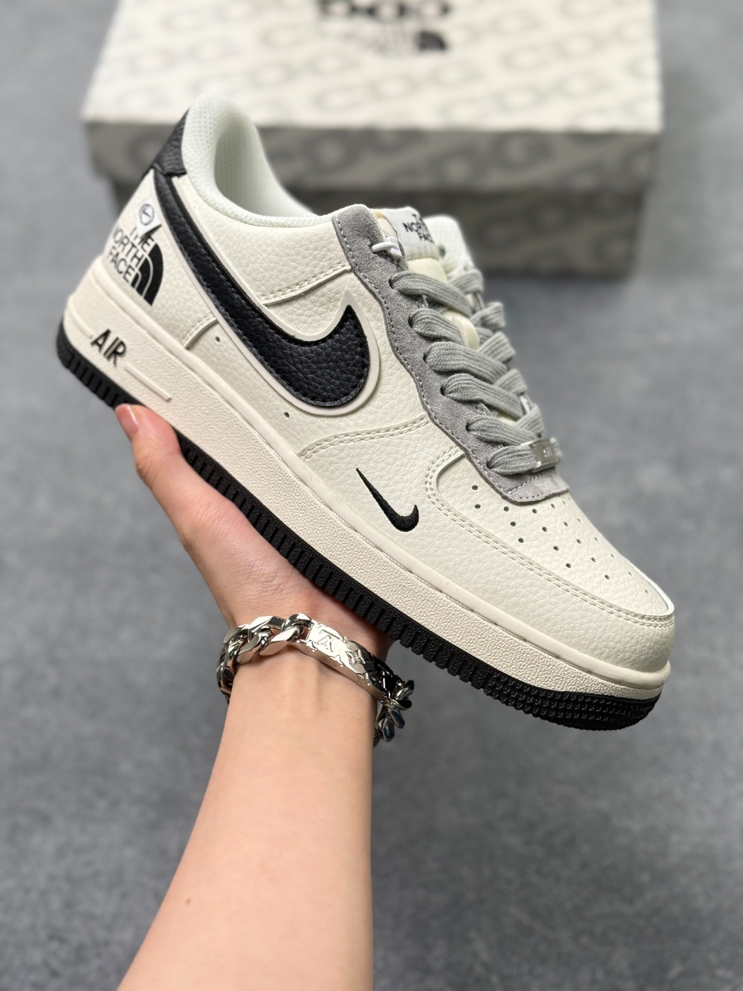 💰160
Nike Air Force 1 Low 07 x The North Face 白黑小钩
原楦头原纸板 打造纯正低帮空军版型
专注外贸渠道 全掌内置蜂窝气垫 
原盒配件 原厂中底钢印、拉帮完美 
官方货号：XZ6188 190XK
Size：36 36.5 37.5 38 38.5 39 40 40.5 41 42 42.5 43 44 44.5 45