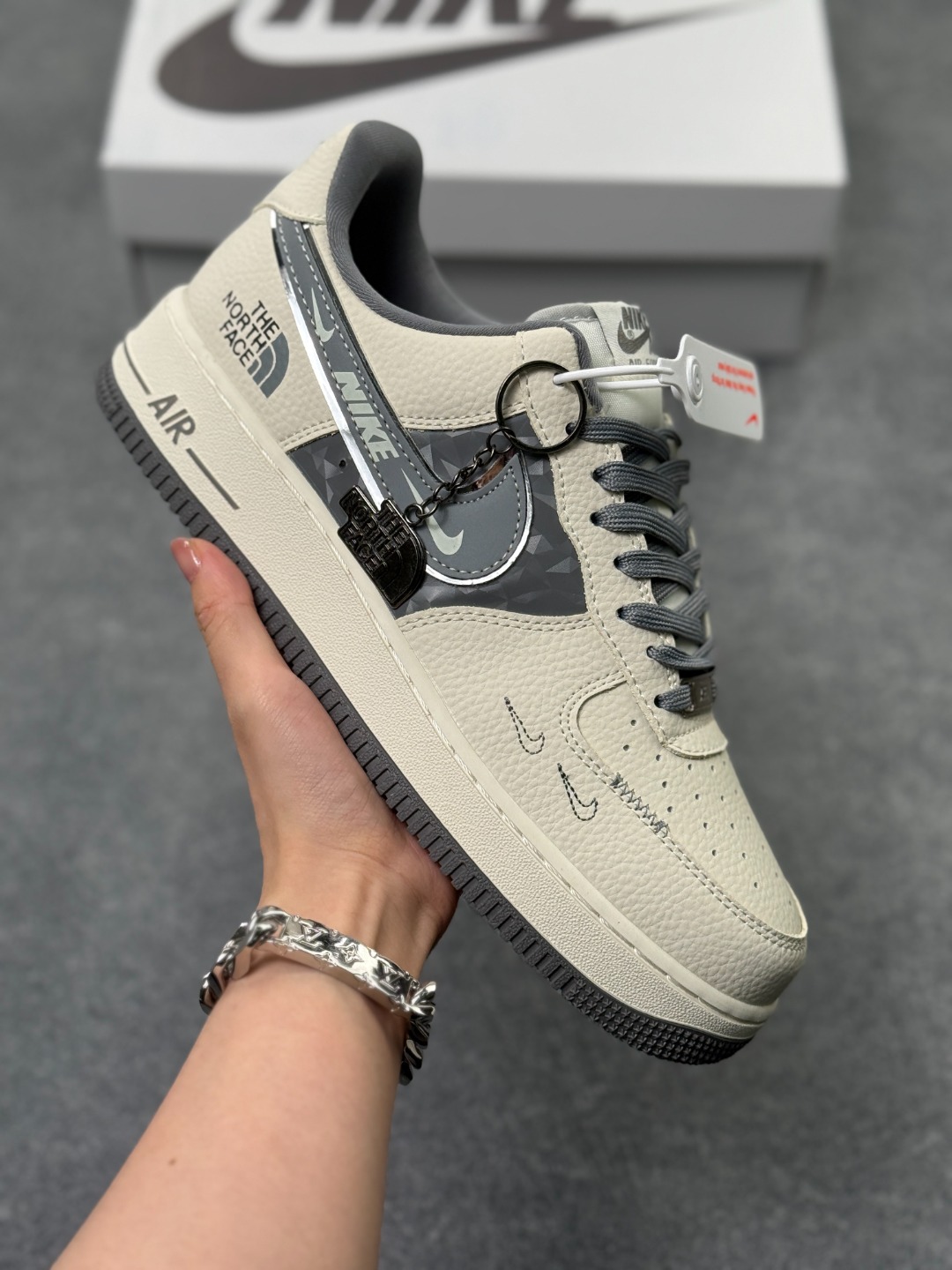 💰220
Nike Air Force 1 Low 07 x The North Face 白灰双小勾
官方货号：DF0188 114XK
Size：36 36.5 37.5 38 38.5 39 40 40.5 41 42 42.5 43 44 44.5 45