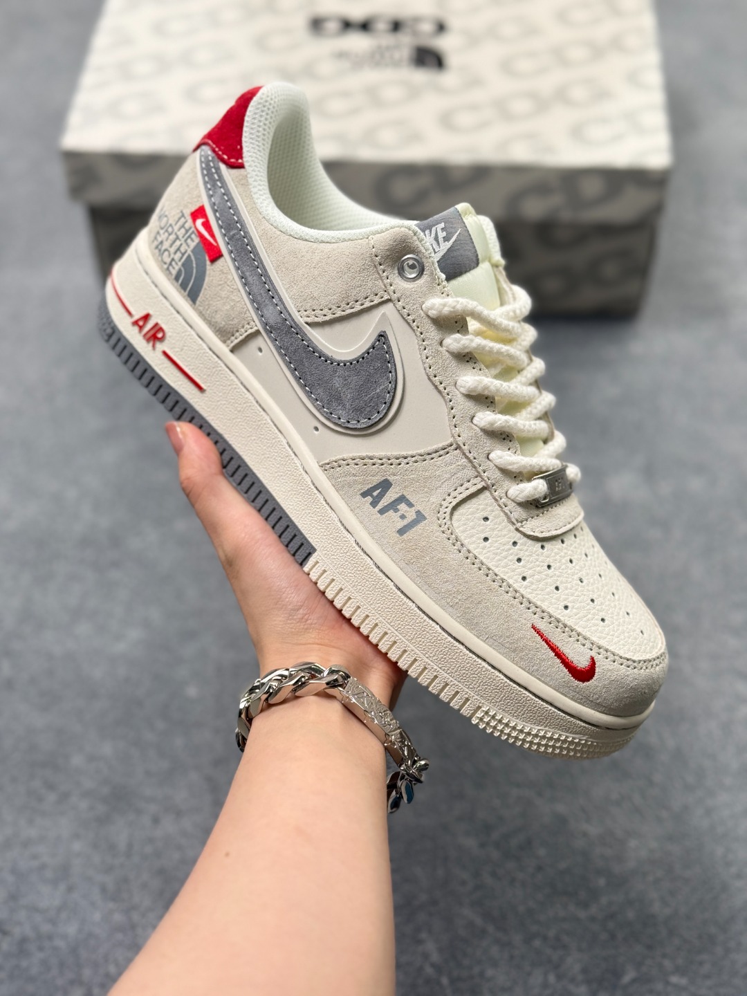 💰160
Nike Air Force 1 Low 07 x The North Face 米白灰小勾
原楦头原纸板 打造纯正低帮空军版型
专注外贸渠道 全掌内置蜂窝气垫 
原盒配件 原厂中底钢印、拉帮完美 
官方货号：YX5066 311XK
Size：36 36.5 37.5 38 38.5 39 40 40.5 41 42 42.5 43 44 44.5 45
