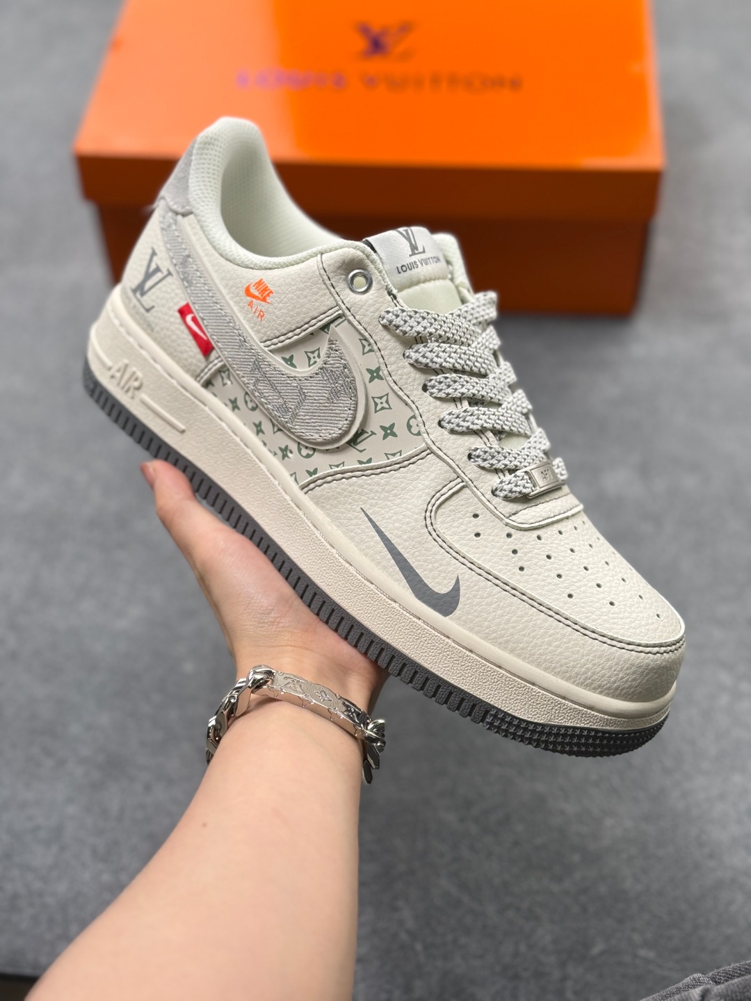 LV x Air Force 1 Low 白灰牛仔钩 原楦头原纸板 打造纯正空军版型 #专注外贸渠道 全掌内置蜂窝气垫 #原盒配件 原厂中底钢印、拉帮完美 官方同步上架 货号:YX5066-346