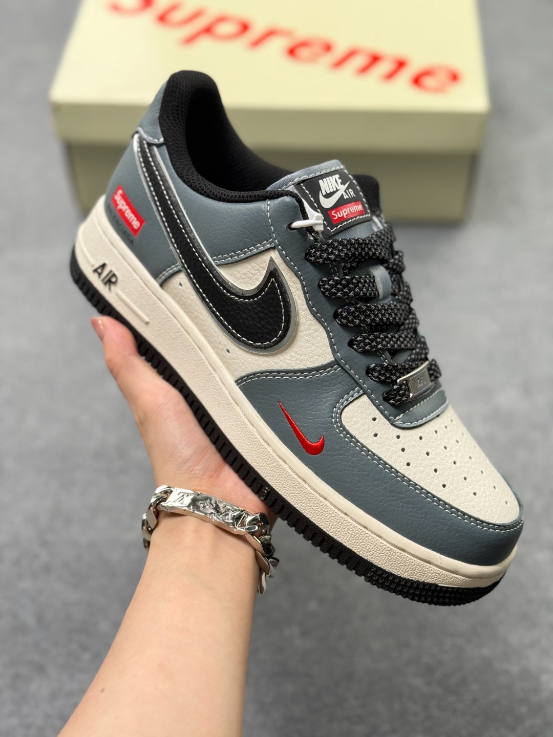 💰160
Nike Air Force 1 Low 07 x Supreme 白藏蓝红小钩满天星
原楦头原纸板 打造纯正低帮空军版型
专注外贸渠道 全掌内置蜂窝气垫 
原盒配件 原厂中底钢印、拉帮完美 
官方货号：XZ6188 385
Size：36 36.5 37.5 38 38.5 39 40 40.5 41 42 42.5 43 44 44.5 45