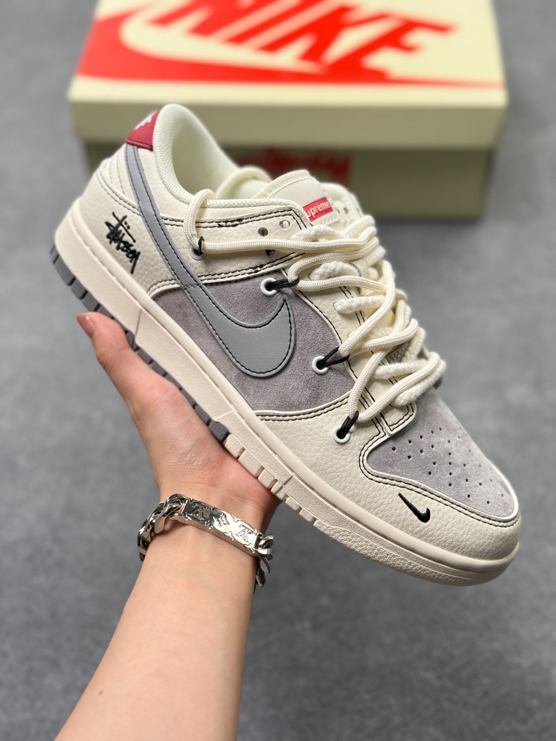 💰180 Nike SB Dunk Low x Stussy 斯图西联名-白灰黑缝线绑带 纯原大厂出品 极力推荐 原装头层材料 独家版型蒸餾加工帶來的是更好的视觉和脚感体验大厂纯原品质出货 清洁度 电绣工艺 皮料切割干净无任何毛边 细节完美 货号：YX5066-269 尺码：36 36.5 37.5 38 38.5 39 40 40.5 41 42 42.5 43 44 44.5 45