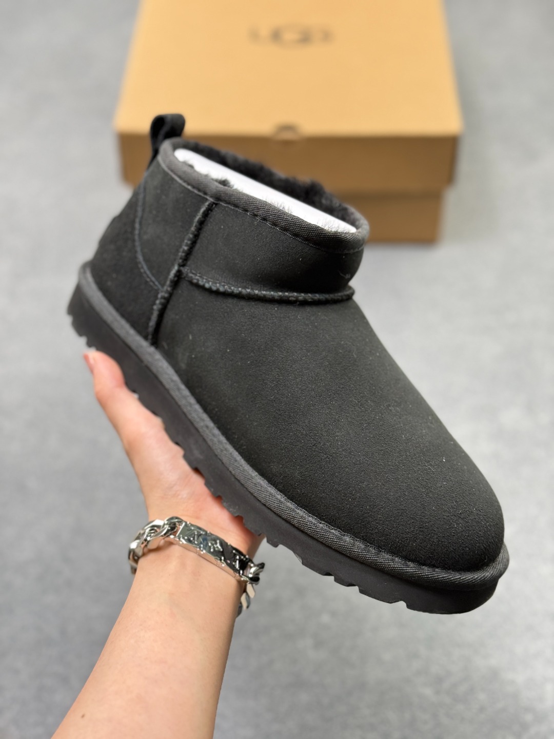 (男码+30) UGG Classic Ultra Mini 周冬雨 王一博同款 薄底短款雪地靴 小红书爆款 羊毛一体迷你短靴 优选翻毛皮鞋面 手感细腻 羊毛内里 舒适亲肤 茸暖舒适 让你无惧寒冷天气 耐磨一体式泡棉鞋套 EVA软弹厚底增高大底 代购级别 冬日必备雪地靴单品 官方货号:1116109