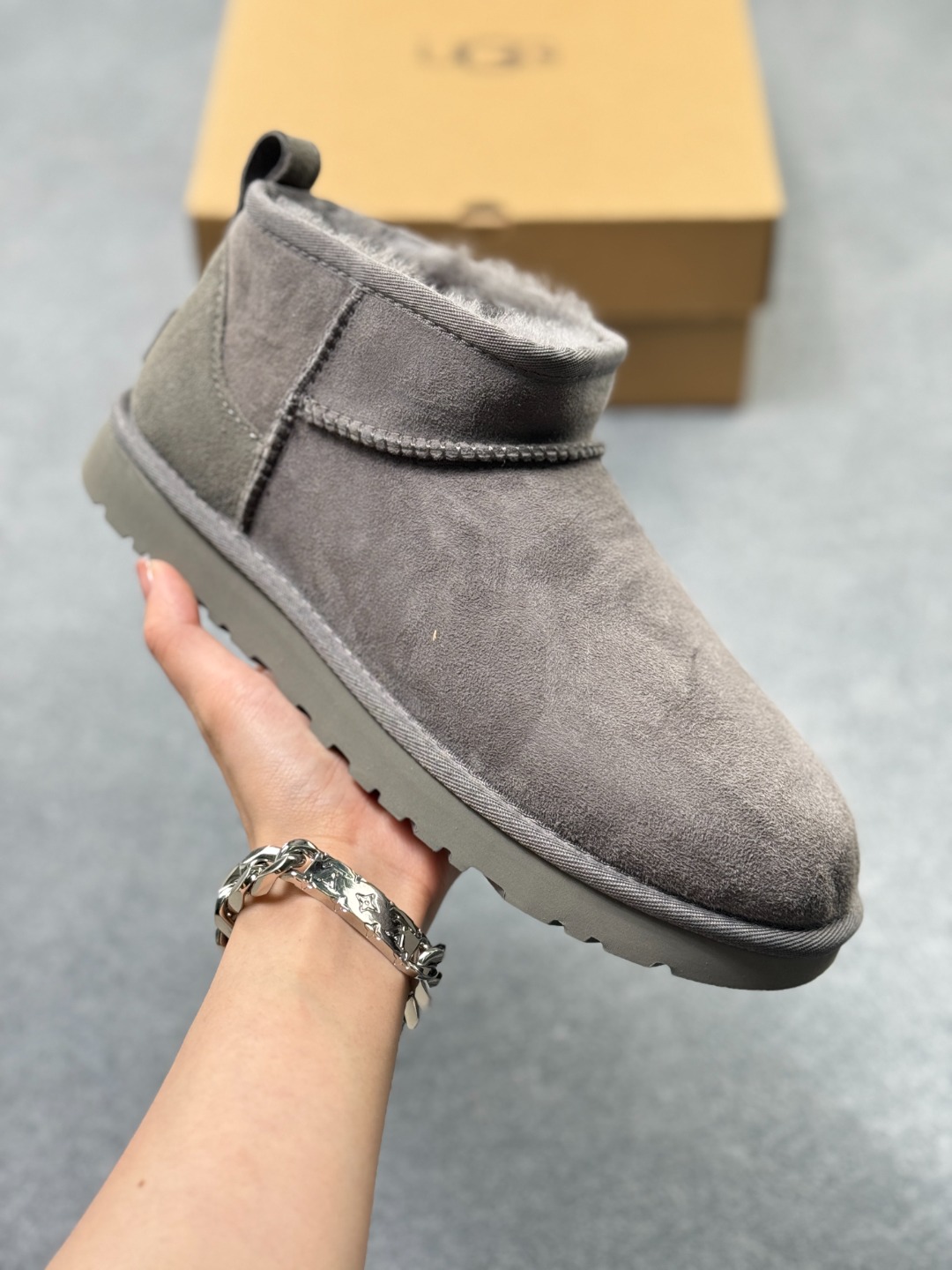 (男码+30) UGG Classic Ultra Mini 周冬雨 王一博同款 薄底短款雪地靴 小红书爆款 羊毛一体迷你短靴 优选翻毛皮鞋面 手感细腻 羊毛内里 舒适亲肤 茸暖舒适 让你无惧寒冷天气 耐磨一体式泡棉鞋套 EVA软弹厚底增高大底 代购级别 冬日必备雪地靴单品 官方货号:1116109