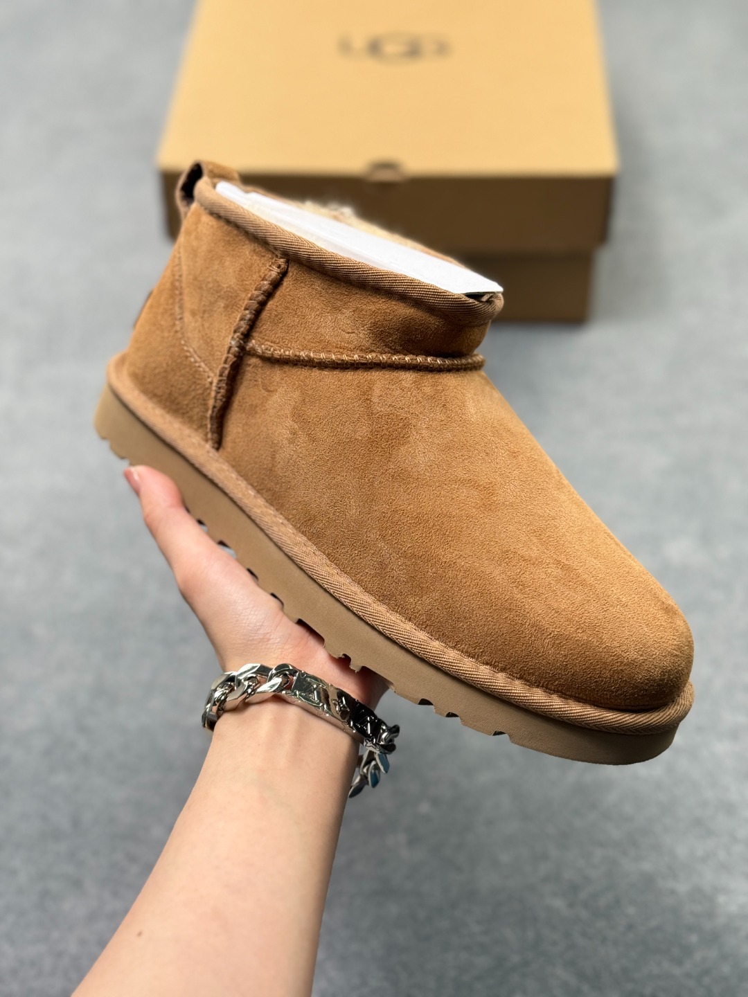 (男码+30) UGG Classic Ultra Mini 周冬雨 王一博同款 薄底短款雪地靴 小红书爆款 羊毛一体迷你短靴 优选翻毛皮鞋面 手感细腻 羊毛内里 舒适亲肤 茸暖舒适 让你无惧寒冷天气 耐磨一体式泡棉鞋套 EVA软弹厚底增高大底 代购级别 冬日必备雪地靴单品 官方货号:1116109