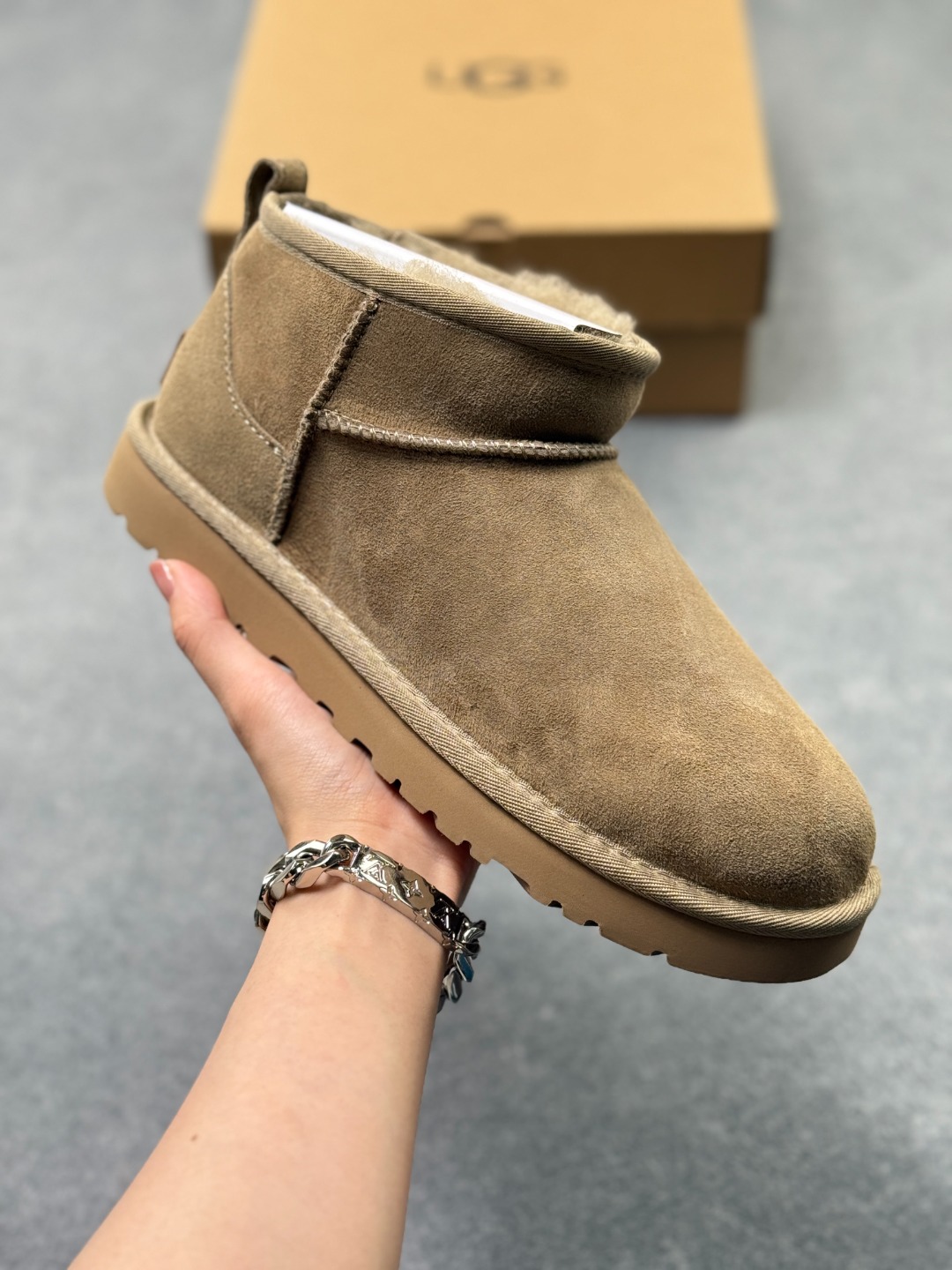 (男码+30) UGG Classic Ultra Mini 周冬雨 王一博同款 薄底短款雪地靴 小红书爆款 羊毛一体迷你短靴 优选翻毛皮鞋面 手感细腻 羊毛内里 舒适亲肤 茸暖舒适 让你无惧寒冷天气 耐磨一体式泡棉鞋套 EVA软弹厚底增高大底 代购级别 冬日必备雪地靴单品 官方货号:1116109