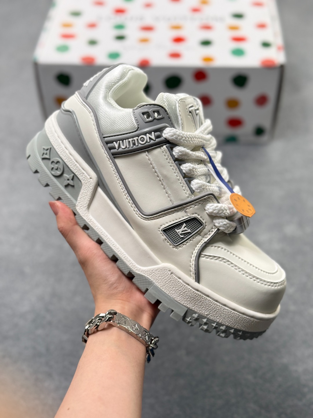 LOUIS VUITTON Trainer Maxi 小胖丁 白灰 广东原产高性价比,采用皮革鞋面材质,内里小羊皮打造及去味海玻璃脚垫,空胶工艺,外置耐磨橡胶大底,点缀饰珠低帮板鞋男女同款. 类型:男女鞋 货号:1AHTH9 無半码
