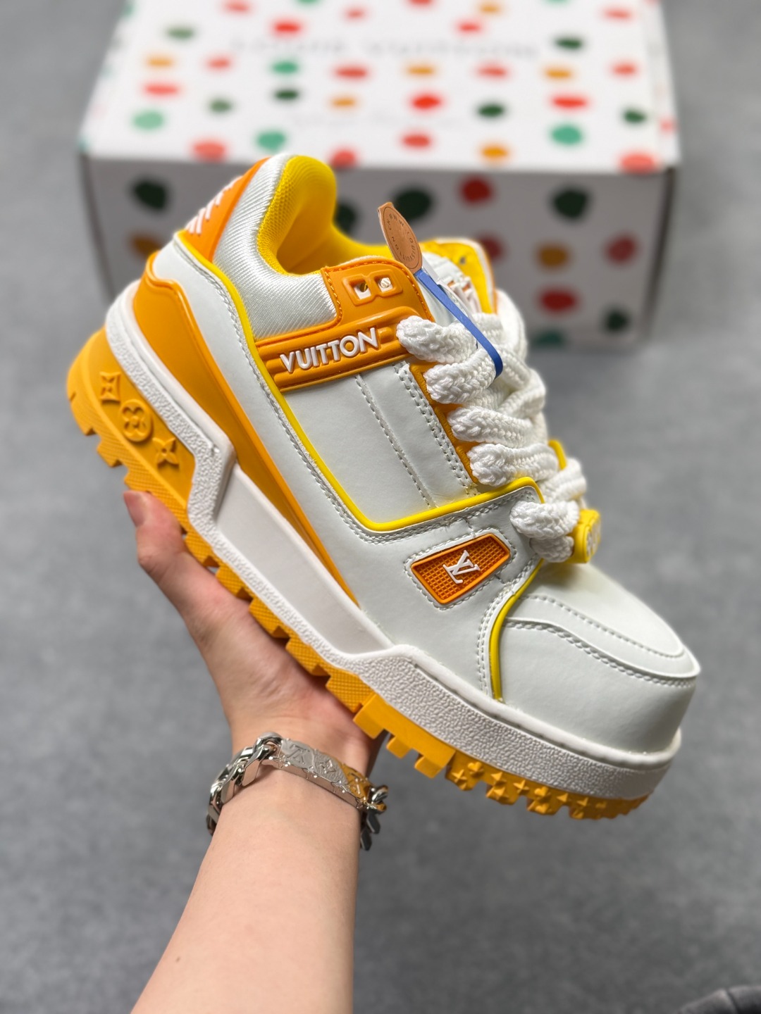 LOUIS VUITTON Trainer Maxi 小胖丁 白橘 广东原产高性价比,采用皮革鞋面材质,内里小羊皮打造及去味海玻璃脚垫,空胶工艺,外置耐磨橡胶大底,点缀饰珠低帮板鞋男女同款. 类型:男女鞋 货号:1A9VL 無半码