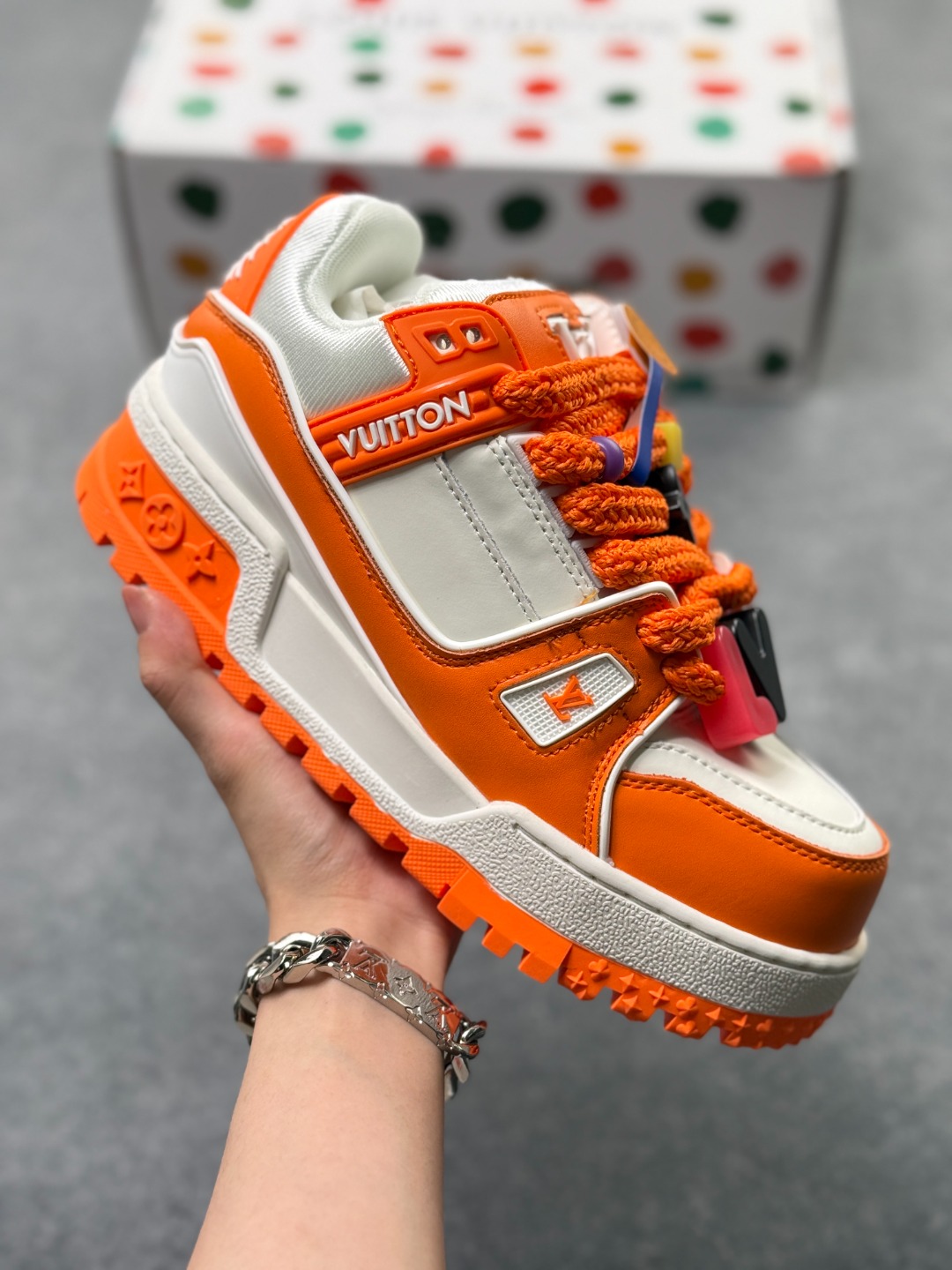 LOUIS VUITTON Trainer Maxi 小胖丁 白橘 广东原产高性价比,采用皮革鞋面材质,内里小羊皮打造及去味海玻璃脚垫,空胶工艺,外置耐磨橡胶大底,点缀饰珠低帮板鞋男女同款. 类型:男女鞋 货号:1A9VL 無半码