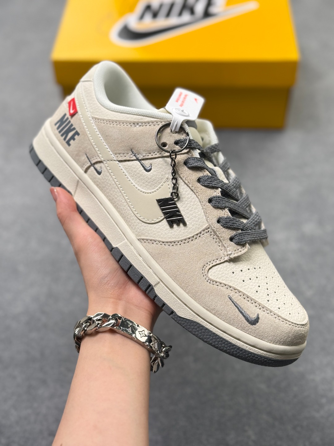 💰240
Nike SB Dunk Low x NIKE x The North Face  NIKE联名-白灰  纯原大厂出品 极力推荐 原装头层材料 独家版型蒸餾加工帶來的是更好的视觉和脚感体验大厂纯原品质出货 清洁度 电绣工艺 皮料切割干净无任何毛边 细节完美
货号：DN3168-009
尺码：36 36.5 37.5 38 38.5 39 40 40.5 41 42 42.5 43 44 44.5 45