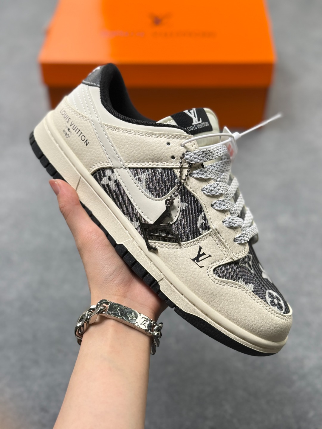 Nike SB Dunk Low x Louis Vuitton LV联名-白黑 纯原大厂出品 极力推荐 原装头层材料 独家版型蒸餾加工帶來的是更好的视觉和脚感体验大厂纯原品质出货 清洁度 电绣工艺 皮料切割干净无任何毛边 细节完美 货号:FC1688 229