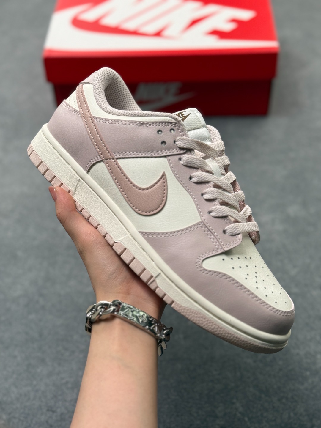 💰150 Nike SB Dunk Low-柔雾粉- 纯原大厂出品 极力推荐 原装头层材料 独家版型蒸餾加工帶來的是更好的视觉和脚感体验大厂纯原品质出货 清洁度 电绣工艺 皮料切割干净无任何毛边 细节完美 货号：IM6572-602 size 35.5-40