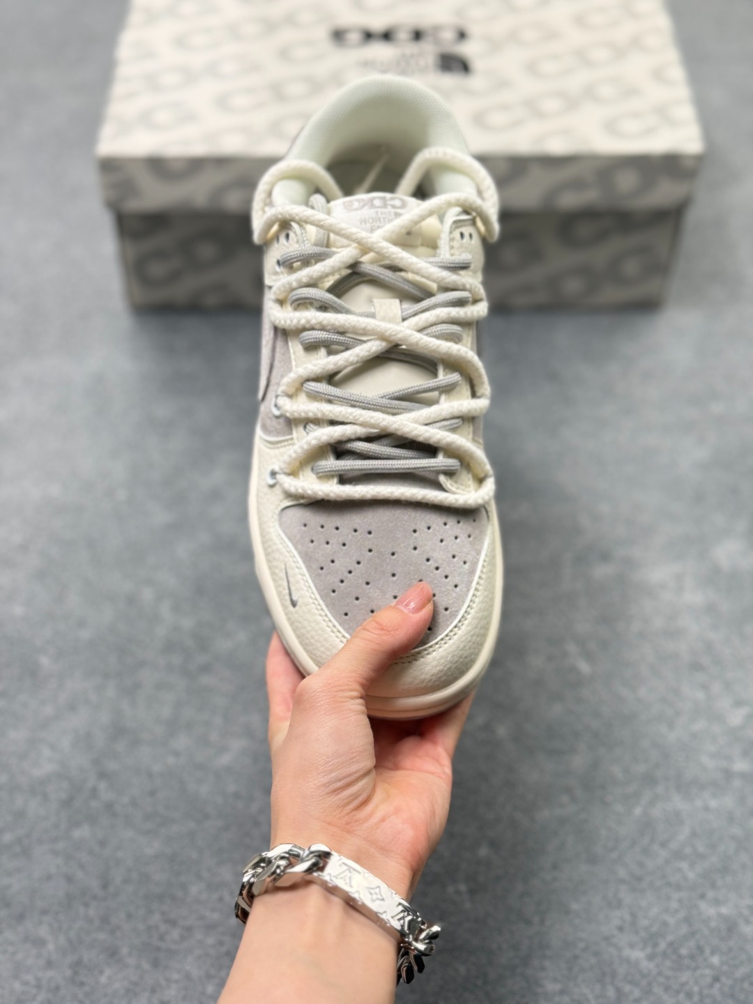 Nike SB Dunk Low x The North Face x CDG 白灰小钩绑带 原装头层材料 独家版型蒸餾加工 帶來的是更的视觉和脚感体验 皮料切割干净无任何毛边 细节完美 官方货号:YX5066 261XK