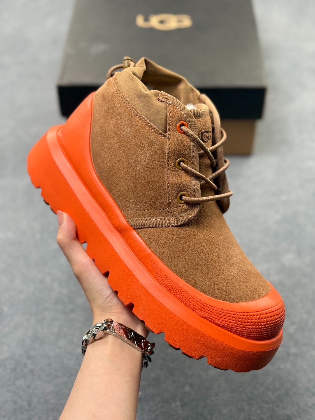 💰260

货号1143991 UGG 塔斯曼同款小贝
王一博同款 火爆全网 现货已出
纽姆小贝的搭配更加休闲时髦
eva发泡超轻组合大底 zg同步
牛皮+羊毛内里 舒适亲肤
尺码：35 36 37 38 39 40 41 42 43 44 45