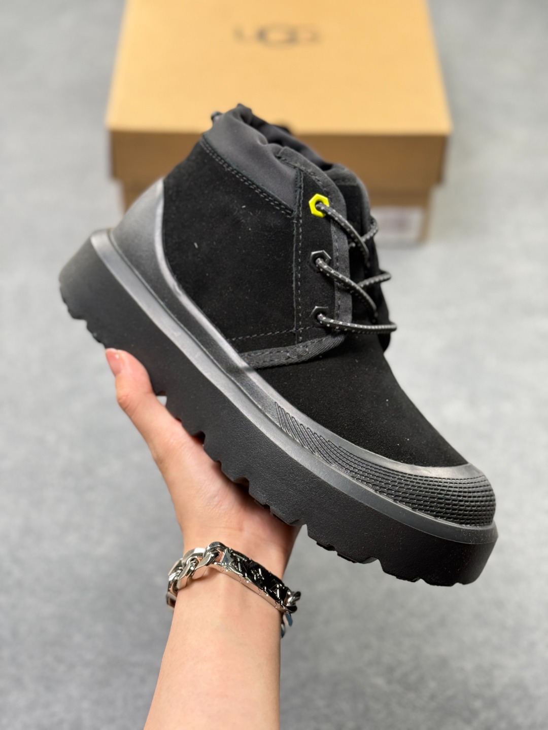 💰260

货号1143991 UGG 塔斯曼同款小贝
王一博同款 火爆全网 现货已出
纽姆小贝的搭配更加休闲时髦
eva发泡超轻组合大底 zg同步
牛皮+羊毛内里 舒适亲肤
尺码：35 36 37 38 39 40 41 42 43 44 45