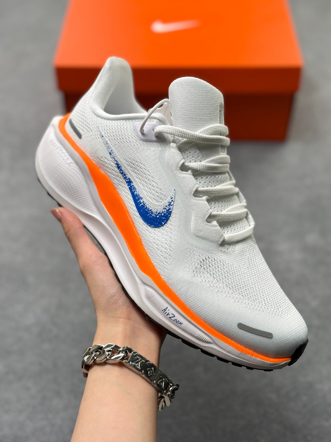 Nike Pegasus 41 Air Zoom 轻盈舒适耐磨 低帮 气垫 休闲跑步鞋 - 鞋面设计:采用轻盈透气的工程网眼设计,能快速排出湿气,保持脚部干爽.Dynamic Midfoot Fit系统将鞋带与内部中足板带相连,提供良好的支撑和包裹性 - 外底特点:经典橡胶外底结合华夫格底纹,抓地力强,在各种路面上都能提供稳定的摩擦力,不易打滑,同时也具备良好的耐磨性,可延长鞋子使用寿命. 货号:FD2722-308 带半