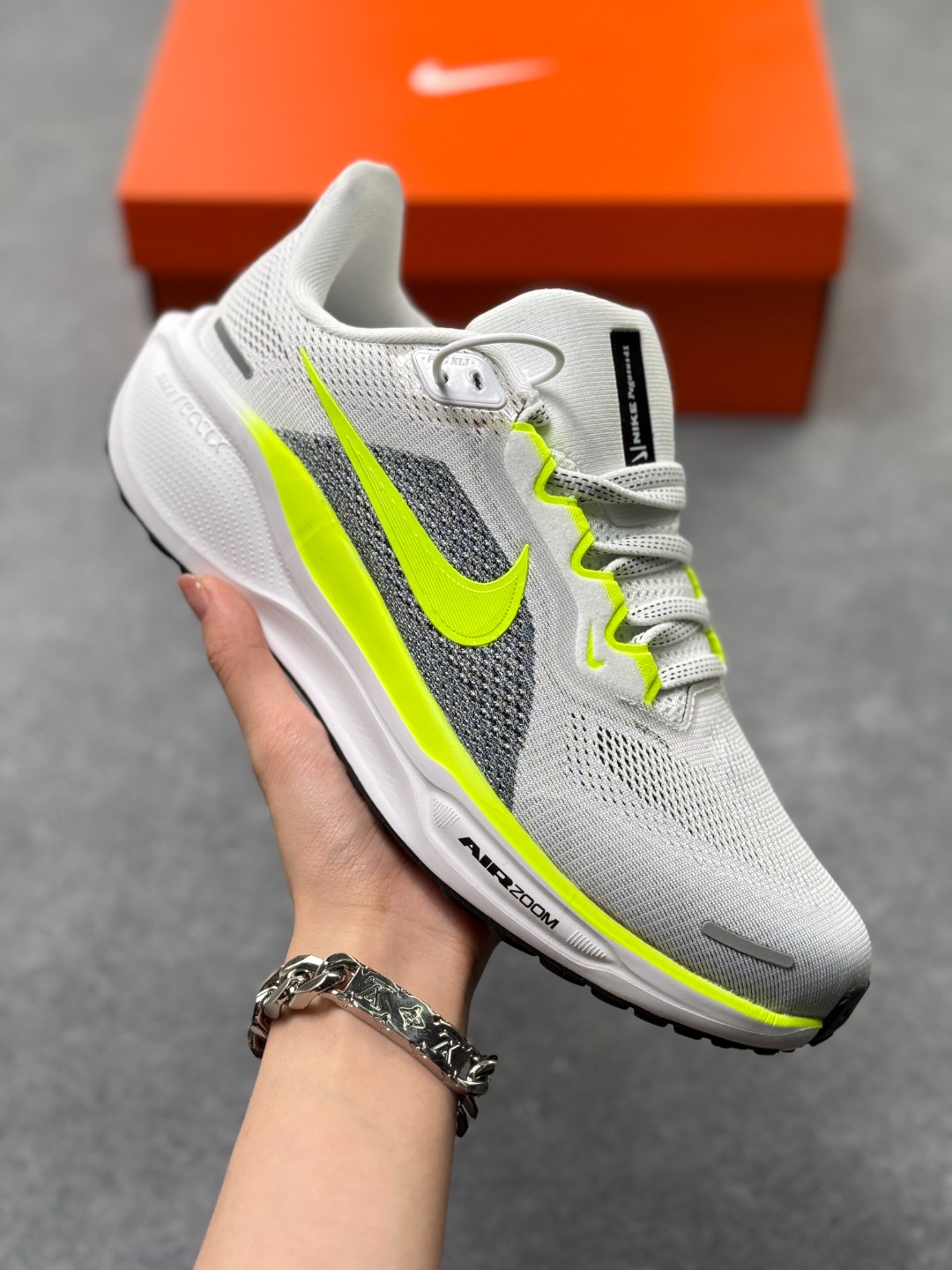 Nike Pegasus 41 Air Zoom 轻盈舒适耐磨 低帮 气垫 休闲跑步鞋 - 鞋面设计:采用轻盈透气的工程网眼设计,能快速排出湿气,保持脚部干爽.Dynamic Midfoot Fit系统将鞋带与内部中足板带相连,提供良好的支撑和包裹性 - 外底特点:经典橡胶外底结合华夫格底纹,抓地力强,在各种路面上都能提供稳定的摩擦力,不易打滑,同时也具备良好的耐磨性,可延长鞋子使用寿命. 货号:FD2722-104 带半