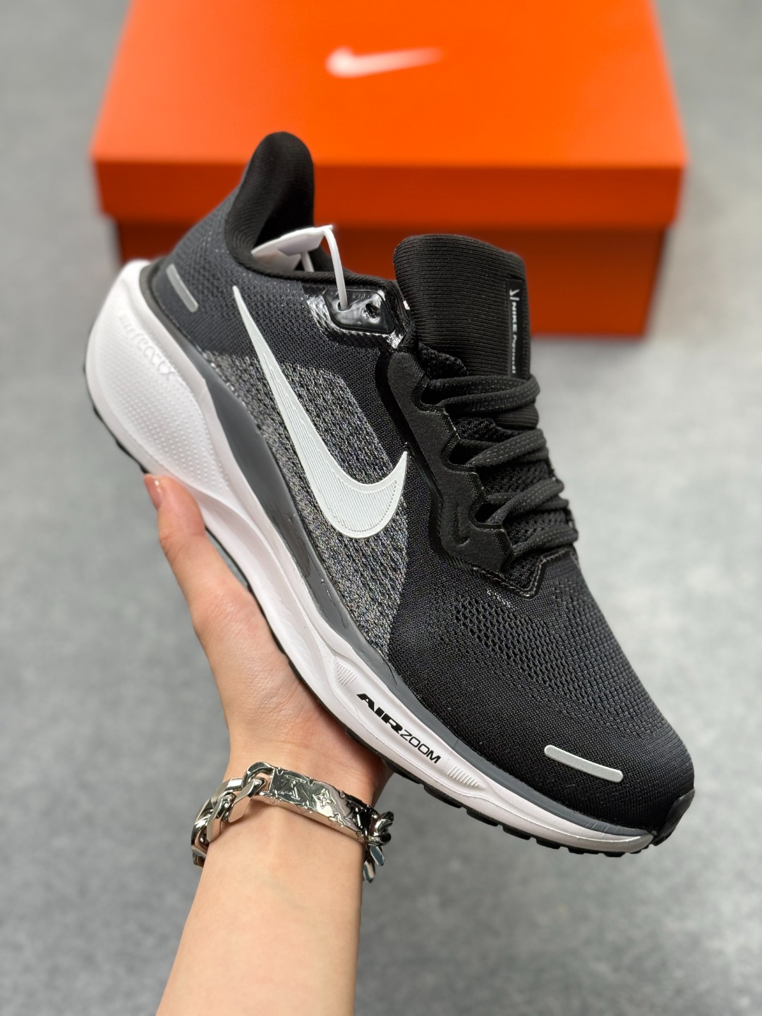 Nike Pegasus 41 Air Zoom 轻盈舒适耐磨 低帮 气垫 休闲跑步鞋 - 鞋面设计:采用轻盈透气的工程网眼设计,能快速排出湿气,保持脚部干爽.Dynamic Midfoot Fit系统将鞋带与内部中足板带相连,提供良好的支撑和包裹性 - 外底特点:经典橡胶外底结合华夫格底纹,抓地力强,在各种路面上都能提供稳定的摩擦力,不易打滑,同时也具备良好的耐磨性,可延长鞋子使用寿命. 货号:FD2723-001 带半
