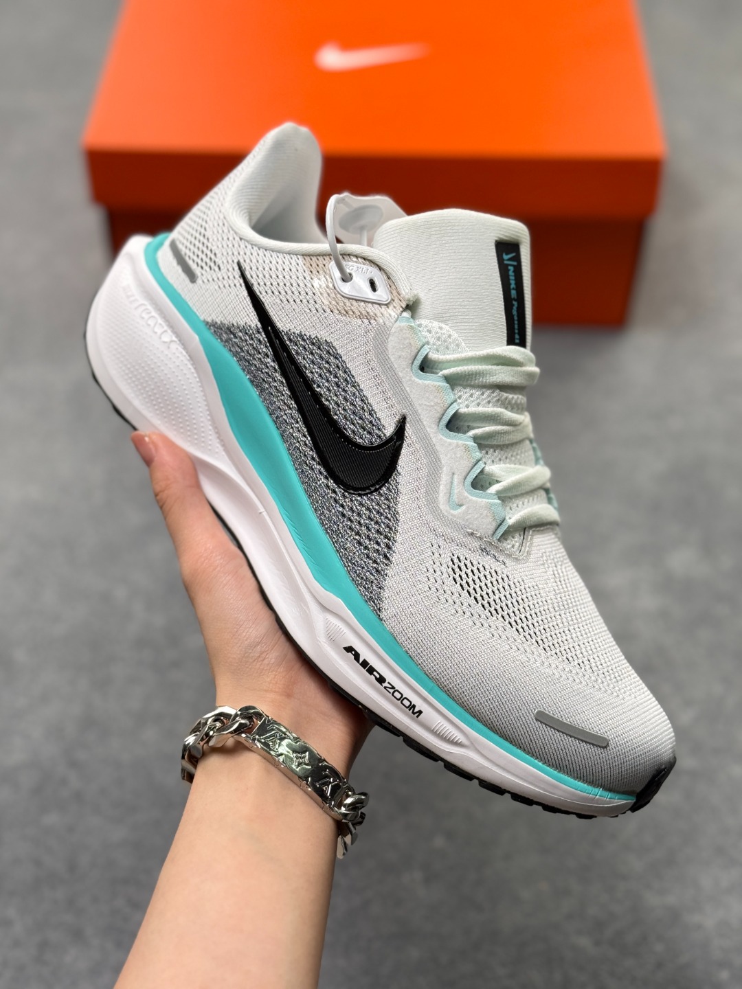 Nike Pegasus 41 Air Zoom 轻盈舒适耐磨 低帮 气垫 休闲跑步鞋 - 鞋面设计:采用轻盈透气的工程网眼设计,能快速排出湿气,保持脚部干爽.Dynamic Midfoot Fit系统将鞋带与内部中足板带相连,提供良好的支撑和包裹性 - 外底特点:经典橡胶外底结合华夫格底纹,抓地力强,在各种路面上都能提供稳定的摩擦力,不易打滑,同时也具备良好的耐磨性,可延长鞋子使用寿命. 货号:FD2722-103 带半