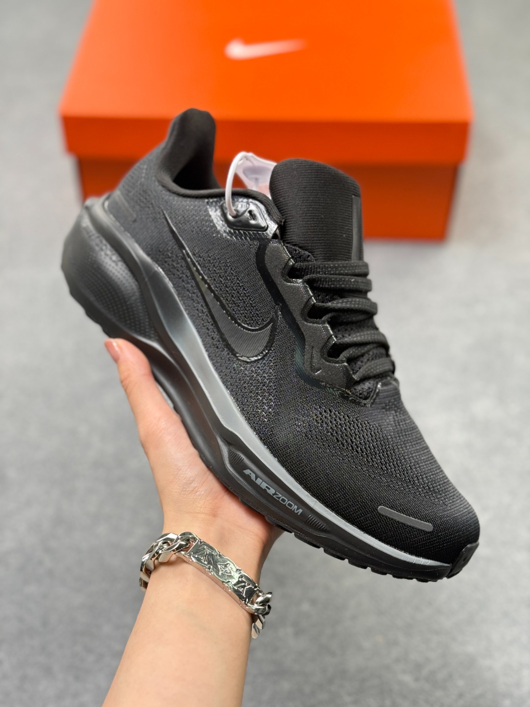 Nike Pegasus 41 Air Zoom 轻盈舒适耐磨 低帮 气垫 休闲跑步鞋 - 鞋面设计:采用轻盈透气的工程网眼设计,能快速排出湿气,保持脚部干爽.Dynamic Midfoot Fit系统将鞋带与内部中足板带相连,提供良好的支撑和包裹性 - 外底特点:经典橡胶外底结合华夫格底纹,抓地力强,在各种路面上都能提供稳定的摩擦力,不易打滑,同时也具备良好的耐磨性,可延长鞋子使用寿命. 货号:FD2723-002 带半