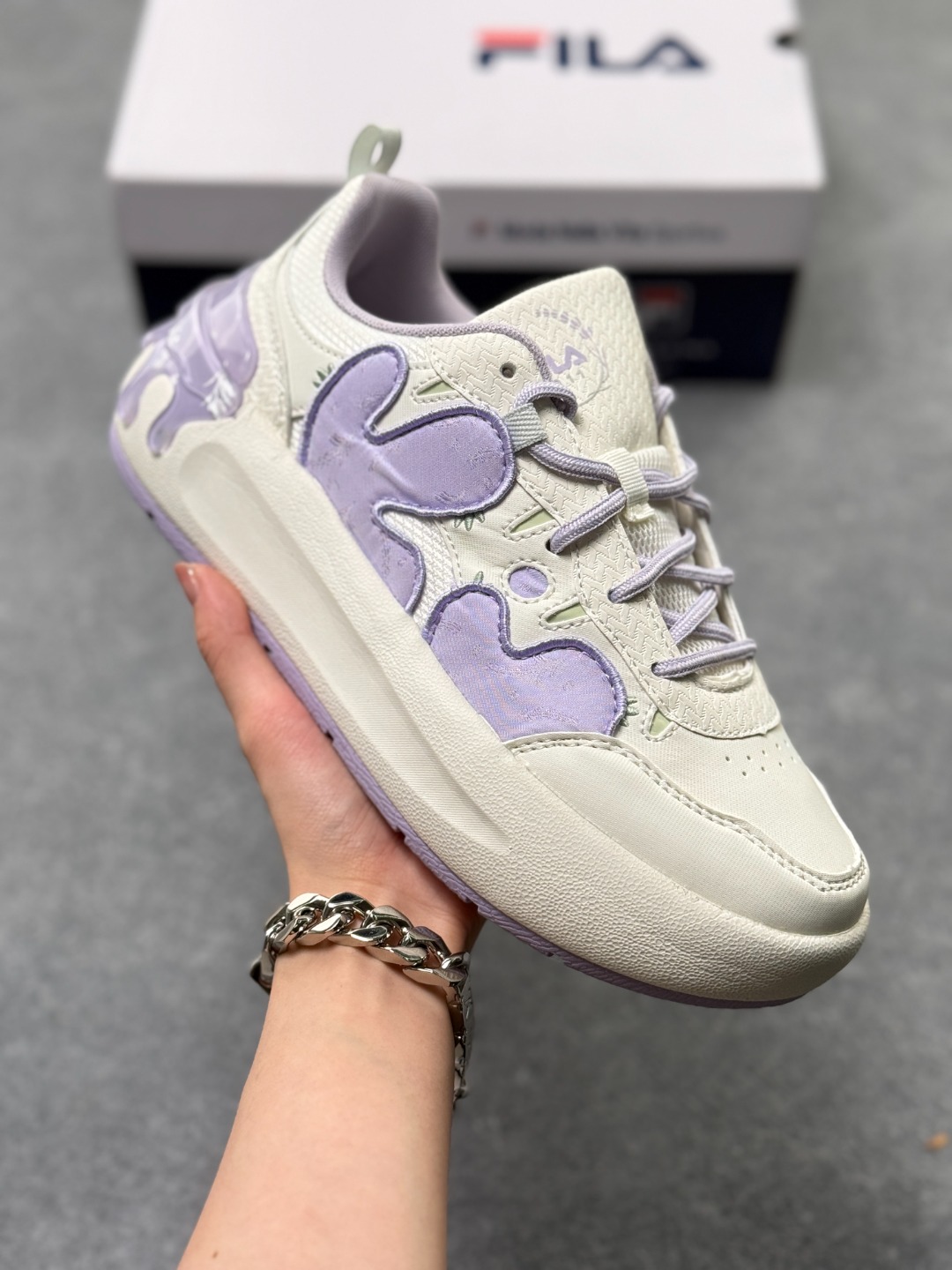 💰160 FILA斐乐 CACTI LAVENDER 仙人掌薰衣草主题 时尚个性潮流复古休闲百搭舒适 轻便透气增高 低帮 板鞋 女款 白紫色 货号：F12W531210FMO size：35.5-40