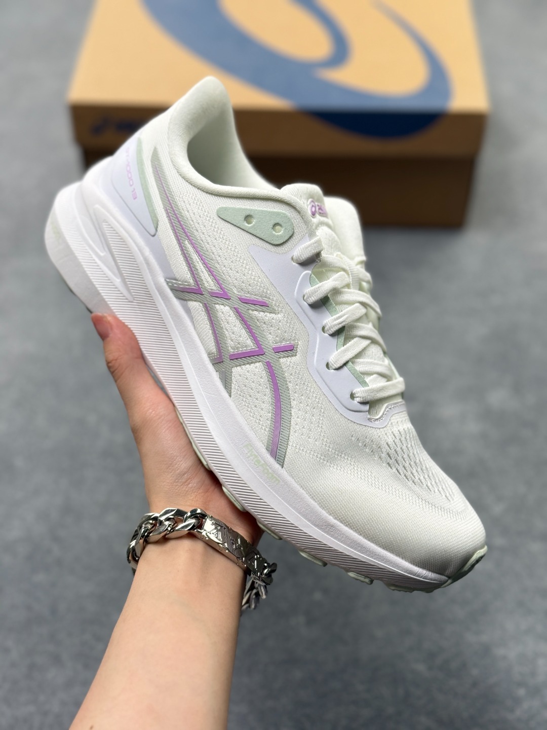 💰130
Asics GT-1000 13 阿斯克斯 低帮 白紫绿 防滑耐磨舒适稳定低邦休闲训练短跑跑步鞋 
采用网眼鞋面，提供良好透气性。 中底处的Puregel科技与Flytefoam缓冲层可減轻鞋身的重量，带来更加柔软的触地脚感，PuergelL胶位于鞋跟底部，柔软度比标准GEL胶高67%，Flyteoama中底科技，具有良好的缓震性， 同时通过添加有机纤维材料，使得轻量性及耐用性得以实现；3D引导系统提供优秀的稳定性， 在磨损较多的部位配有AHAR+高耐磨橡胶，保持轻量性和抓地力的同时，发挥出更强耐磨性，提高跑鞋耐用度。
货号：1012B663-100
尺码：36-46带半码