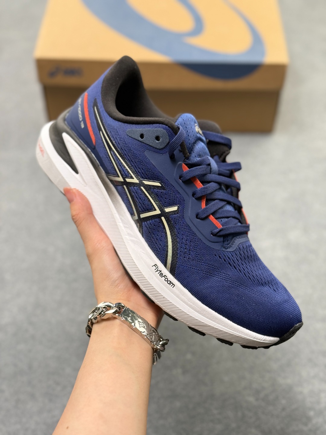 Asics GT-1000 13 阿斯克斯 低帮 防滑耐磨舒适稳定低邦休闲训练短跑跑步鞋 采用网眼鞋面,提供良好透气性. 中底处的Puregel科技与Flytefoam缓冲层可減轻鞋身的重量,带来更加柔软的触地脚感,PuergelL胶位于鞋跟底部,柔软度比标准GEL胶高67%,Flyteoama中底科技,具有良好的缓震性, 同时通过添加有机纤维材料,使得轻量性及耐用性得以实现;3D引导系统提供优秀的稳定性, 在磨损较多的部位配有AHAR+高耐磨橡胶,保持轻量性和抓地力的同时,发挥出更强耐磨性,提高跑鞋耐用度. 货号:1011B860-400 带半码