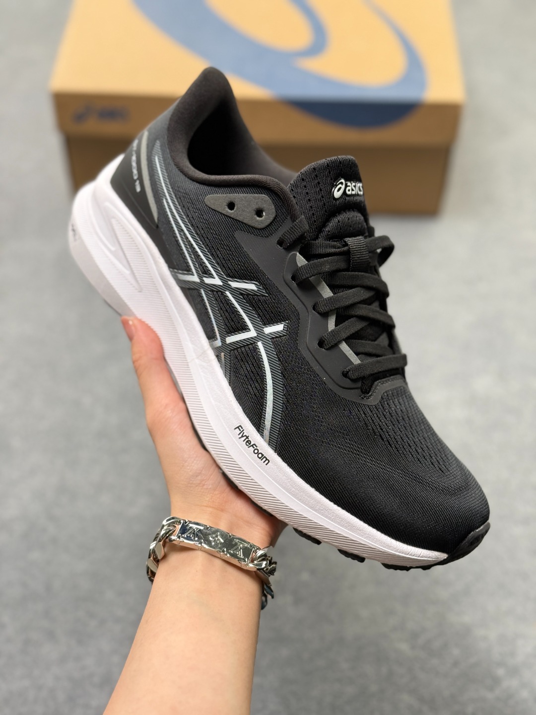 💰130
Asics GT-1000 13 阿斯克斯 低帮  防滑耐磨舒适稳定低邦休闲训练短跑跑步鞋 
采用网眼鞋面，提供良好透气性。 中底处的Puregel科技与Flytefoam缓冲层可減轻鞋身的重量，带来更加柔软的触地脚感，PuergelL胶位于鞋跟底部，柔软度比标准GEL胶高67%，Flyteoama中底科技，具有良好的缓震性， 同时通过添加有机纤维材料，使得轻量性及耐用性得以实现；3D引导系统提供优秀的稳定性， 在磨损较多的部位配有AHAR+高耐磨橡胶，保持轻量性和抓地力的同时，发挥出更强耐磨性，提高跑鞋耐用度。
货号：1011B858-003
尺码：36-46带半码