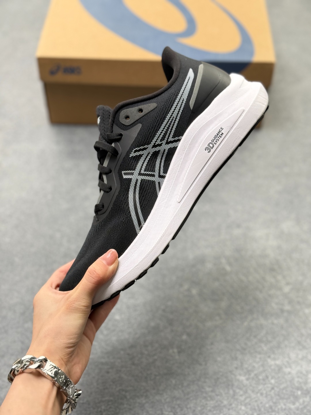 💰130
Asics GT-1000 13 阿斯克斯 低帮  防滑耐磨舒适稳定低邦休闲训练短跑跑步鞋 
采用网眼鞋面，提供良好透气性。 中底处的Puregel科技与Flytefoam缓冲层可減轻鞋身的重量，带来更加柔软的触地脚感，PuergelL胶位于鞋跟底部，柔软度比标准GEL胶高67%，Flyteoama中底科技，具有良好的缓震性， 同时通过添加有机纤维材料，使得轻量性及耐用性得以实现；3D引导系统提供优秀的稳定性， 在磨损较多的部位配有AHAR+高耐磨橡胶，保持轻量性和抓地力的同时，发挥出更强耐磨性，提高跑鞋耐用度。
货号：1011B858-003
尺码：36-46带半码