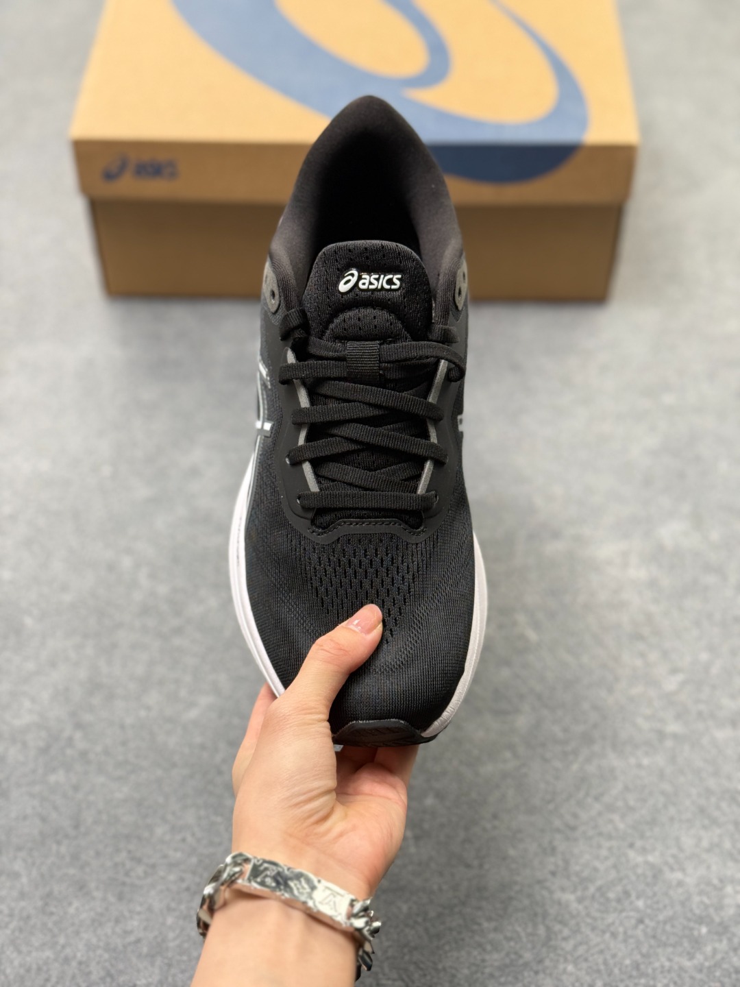 💰130
Asics GT-1000 13 阿斯克斯 低帮  防滑耐磨舒适稳定低邦休闲训练短跑跑步鞋 
采用网眼鞋面，提供良好透气性。 中底处的Puregel科技与Flytefoam缓冲层可減轻鞋身的重量，带来更加柔软的触地脚感，PuergelL胶位于鞋跟底部，柔软度比标准GEL胶高67%，Flyteoama中底科技，具有良好的缓震性， 同时通过添加有机纤维材料，使得轻量性及耐用性得以实现；3D引导系统提供优秀的稳定性， 在磨损较多的部位配有AHAR+高耐磨橡胶，保持轻量性和抓地力的同时，发挥出更强耐磨性，提高跑鞋耐用度。
货号：1011B858-003
尺码：36-46带半码