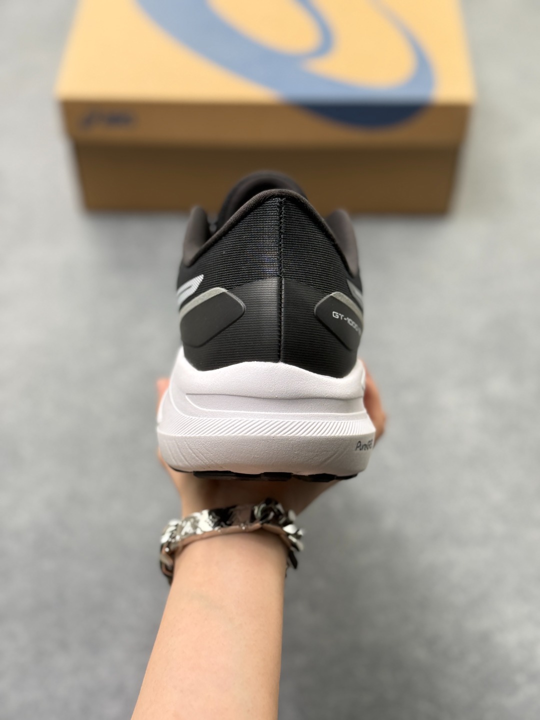 💰130
Asics GT-1000 13 阿斯克斯 低帮  防滑耐磨舒适稳定低邦休闲训练短跑跑步鞋 
采用网眼鞋面，提供良好透气性。 中底处的Puregel科技与Flytefoam缓冲层可減轻鞋身的重量，带来更加柔软的触地脚感，PuergelL胶位于鞋跟底部，柔软度比标准GEL胶高67%，Flyteoama中底科技，具有良好的缓震性， 同时通过添加有机纤维材料，使得轻量性及耐用性得以实现；3D引导系统提供优秀的稳定性， 在磨损较多的部位配有AHAR+高耐磨橡胶，保持轻量性和抓地力的同时，发挥出更强耐磨性，提高跑鞋耐用度。
货号：1011B858-003
尺码：36-46带半码