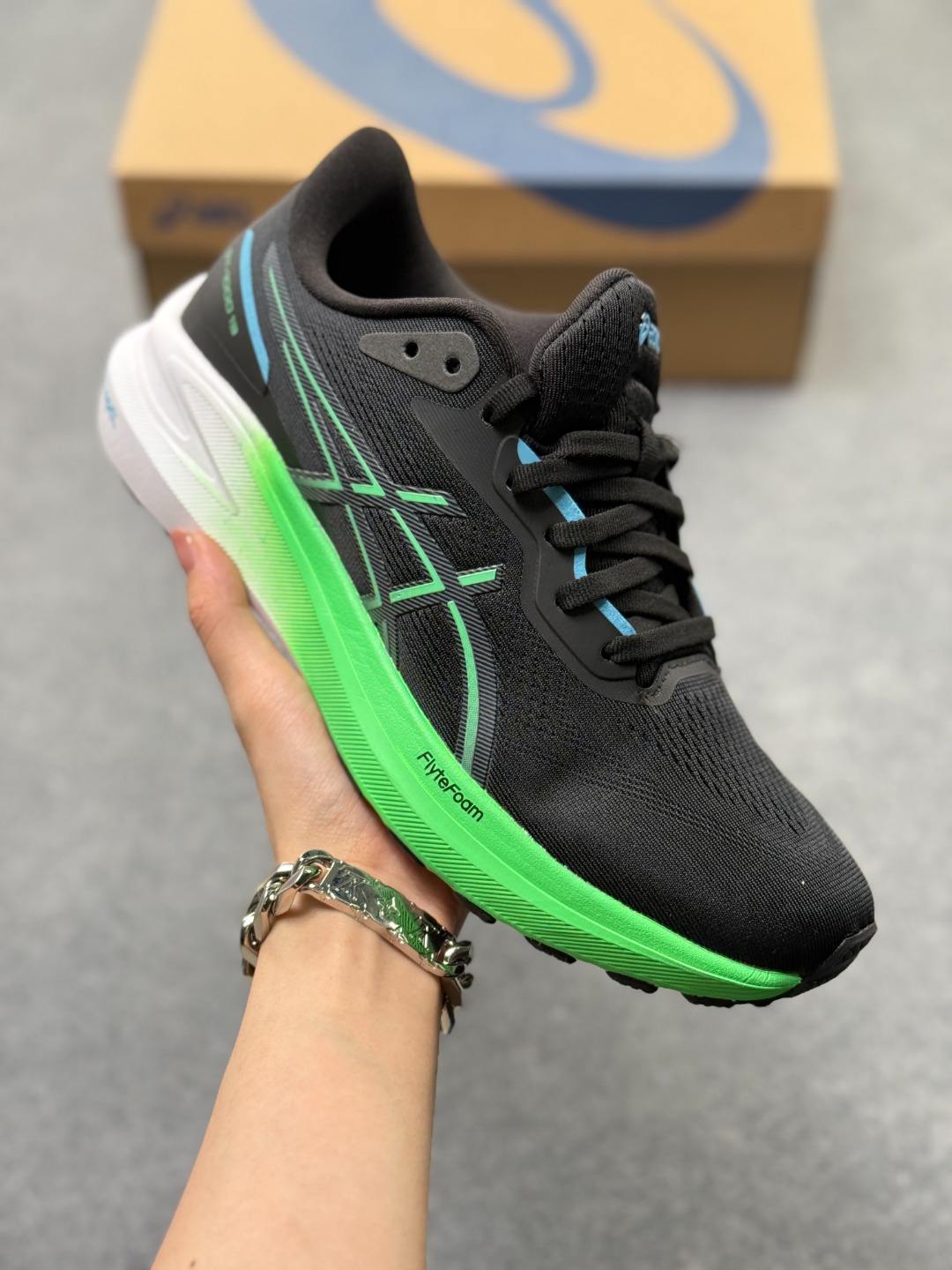 Asics GT-1000 13 阿斯克斯 低帮 防滑耐磨舒适稳定低邦休闲训练短跑跑步鞋 采用网眼鞋面,提供良好透气性. 中底处的Puregel科技与Flytefoam缓冲层可減轻鞋身的重量,带来更加柔软的触地脚感,PuergelL胶位于鞋跟底部,柔软度比标准GEL胶高67%,Flyteoama中底科技,具有良好的缓震性, 同时通过添加有机纤维材料,使得轻量性及耐用性得以实现;3D引导系统提供优秀的稳定性, 在磨损较多的部位配有AHAR+高耐磨橡胶,保持轻量性和抓地力的同时,发挥出更强耐磨性,提高跑鞋耐用度. 货号:1011B858-001 带半码