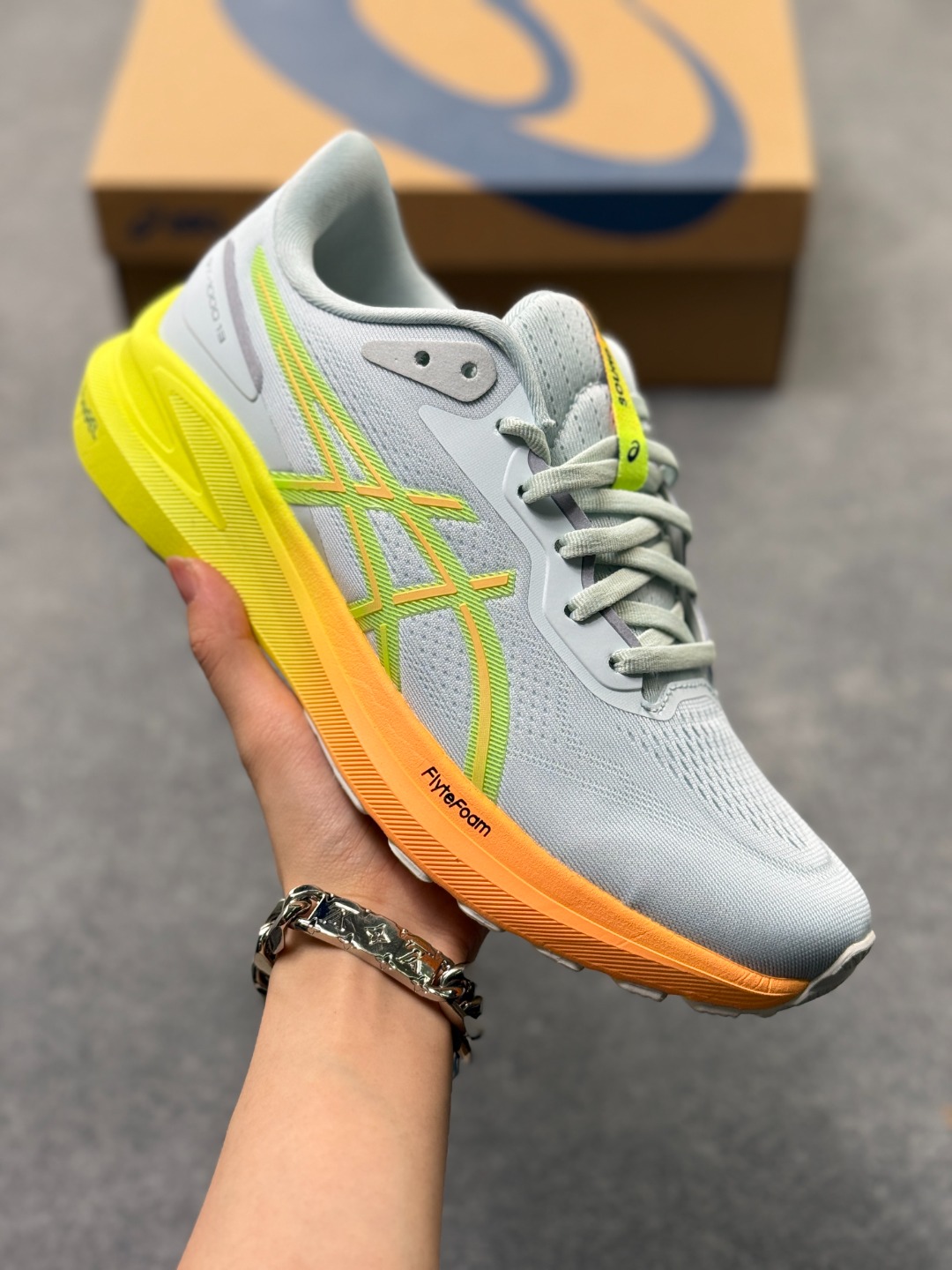 Asics GT-1000 13 阿斯克斯 低帮 防滑耐磨舒适稳定低邦休闲训练短跑跑步鞋 采用网眼鞋面,提供良好透气性. 中底处的Puregel科技与Flytefoam缓冲层可減轻鞋身的重量,带来更加柔软的触地脚感,PuergelL胶位于鞋跟底部,柔软度比标准GEL胶高67%,Flyteoama中底科技,具有良好的缓震性, 同时通过添加有机纤维材料,使得轻量性及耐用性得以实现;3D引导系统提供优秀的稳定性, 在磨损较多的部位配有AHAR+高耐磨橡胶,保持轻量性和抓地力的同时,发挥出更强耐磨性,提高跑鞋耐用度. 货号:1011B952-750 带半码