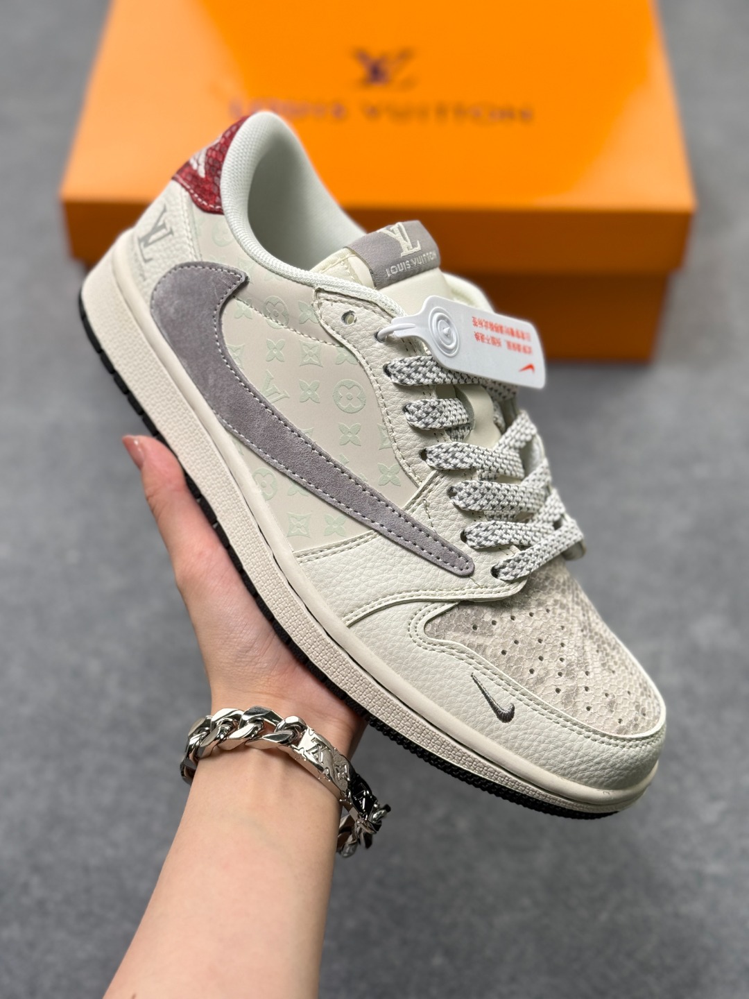 💰240
 LV联名 x Air Jordan 1 Low 米白灰红
此款主张打破传统的工业化流水线设计限制，以Made by ideas的超级创意为理念，集结众多潮流设计师，结合时下最ing潮流风尚，为潮流爱好者打造彰品自我的专属潮品。同时尊重每个年轻人对于潮流的理解与选择，主张“让每个年轻人塑造自己的潮流”。
货号: QW5088-209
Size: 36 36.5 37.5 38 38.5 39 40 40.5 41 42 42.5 43 44 44.5 45