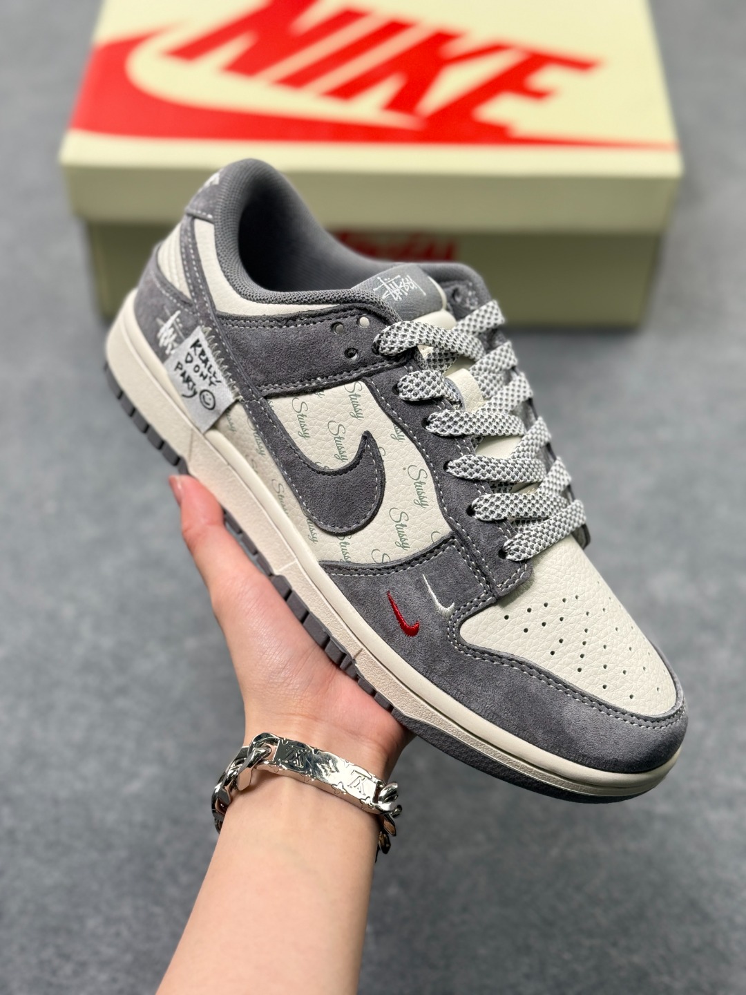 💰180 
Nike SB Dunk Low x Stussy 米灰双小钩满天星
原装头层材料 独家版型蒸餾加工
帶來的是更的视觉和脚感体验
皮料切割干净无任何毛边 细节完美
官方货号：YX5066 221XK
尺码：36 36.5 37.5 38 38.5 39 40 40.5 41 42 42.5 43 44 44.5 45